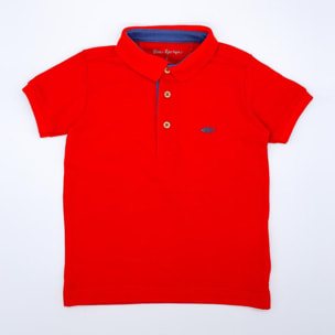 Polo rojo con contraste en azul. Cuello y botones.
