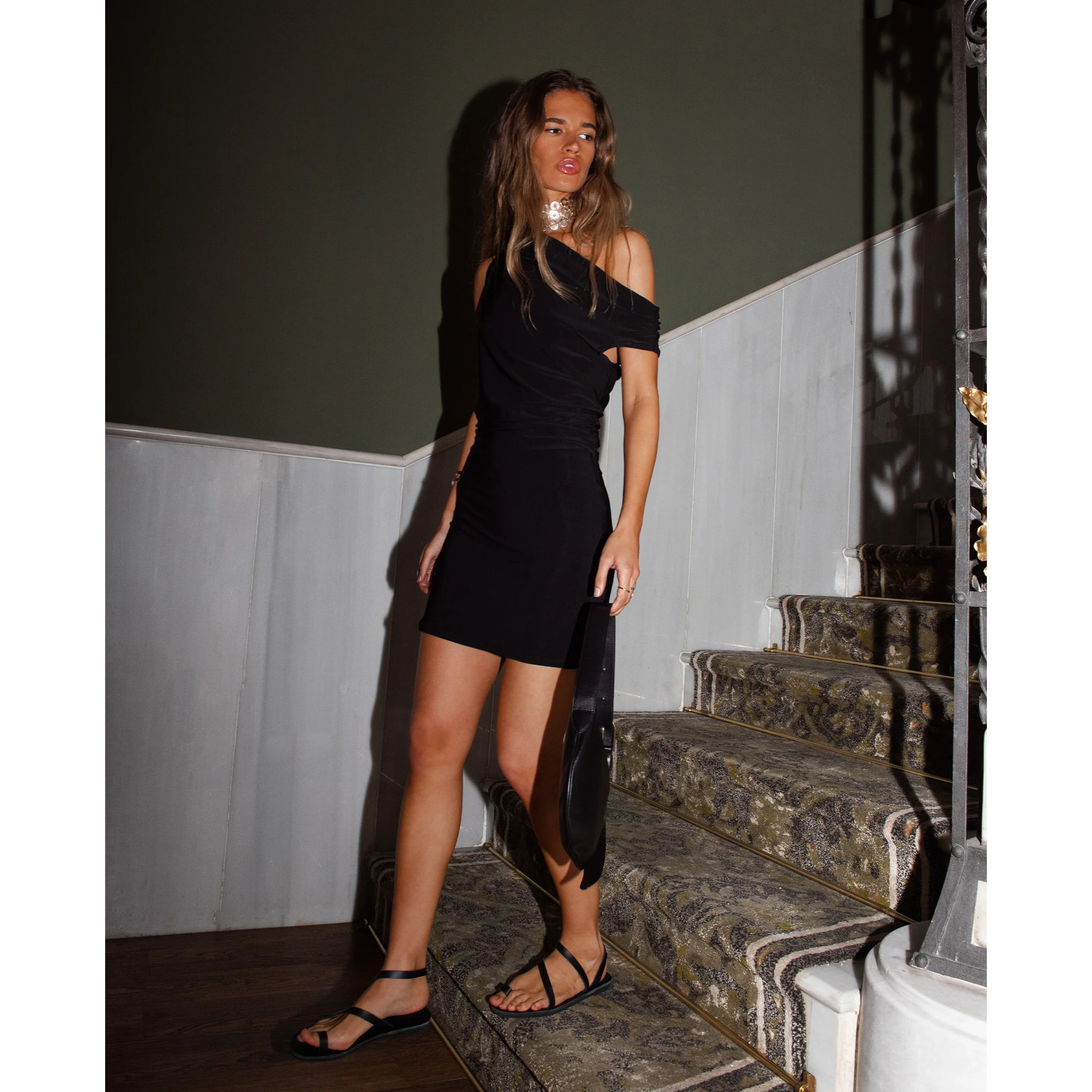 Vestido corto asimétrico con frunces