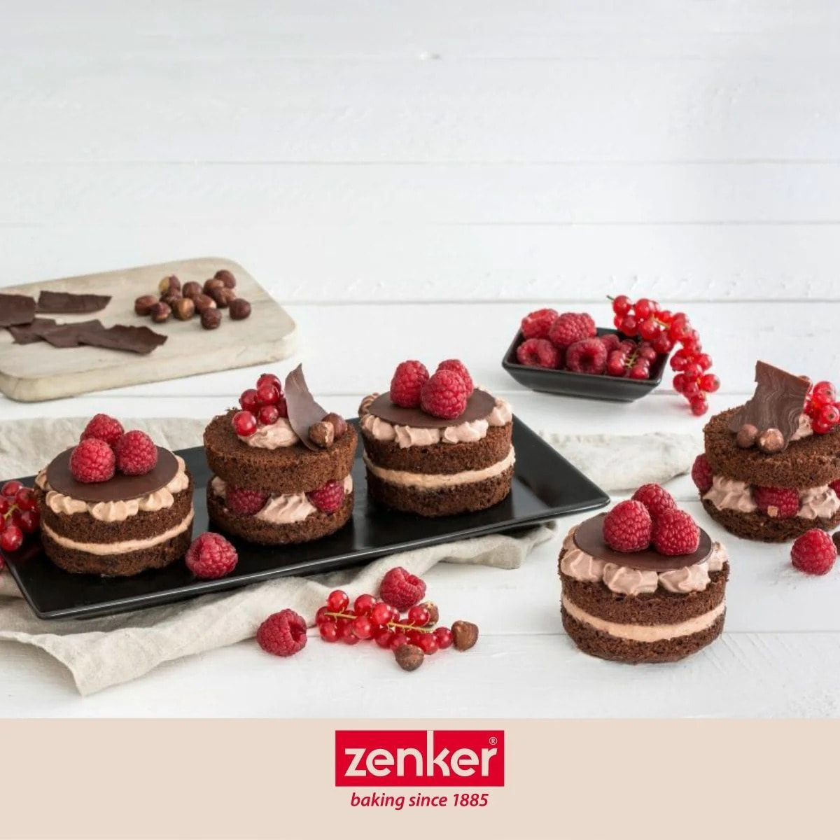 Set avec 1 Plaque pâtisserie avec 12 mini moules ronds, 1 spatule Zenker et 2 bols à mixer en inox Fackelmann