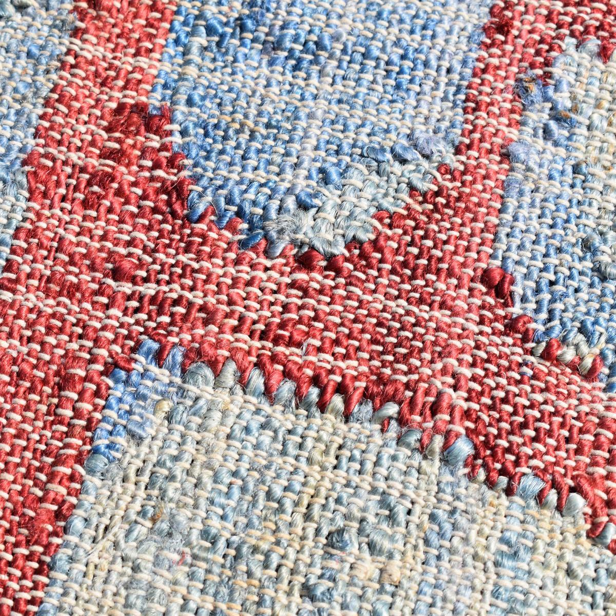 Tapis Kilim tissé à la main en jute aux motifs géométrique lie de vin et bleu ciel