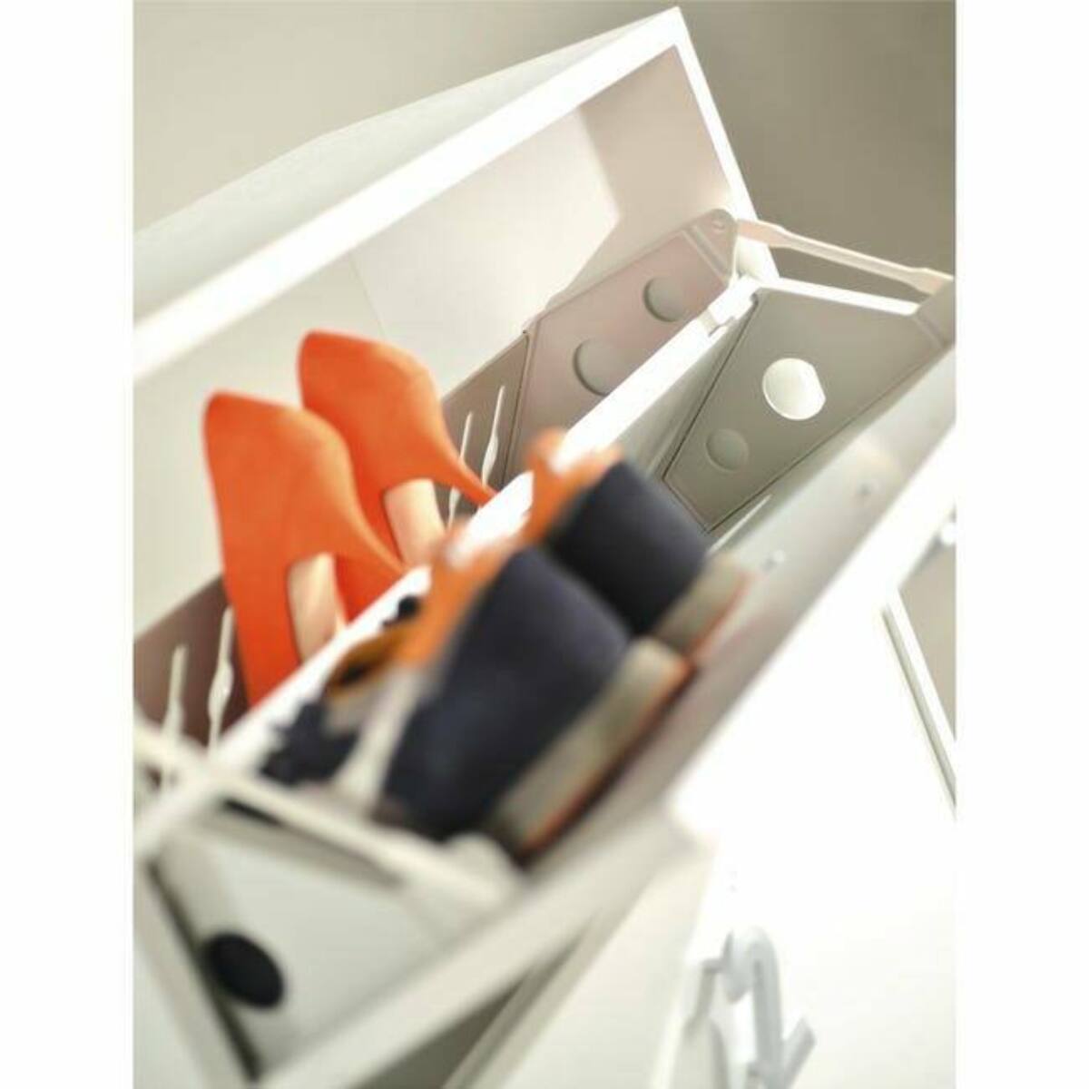 Scarpiera Adeindein, Mobile multiuso da ingresso con 4 ante a ribalta, Armadietto portascarpe a doppia profondità, 100% Made in Italy, 67x28h147 cm, Bianco
