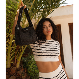 Bolso de hombro negro en rafia