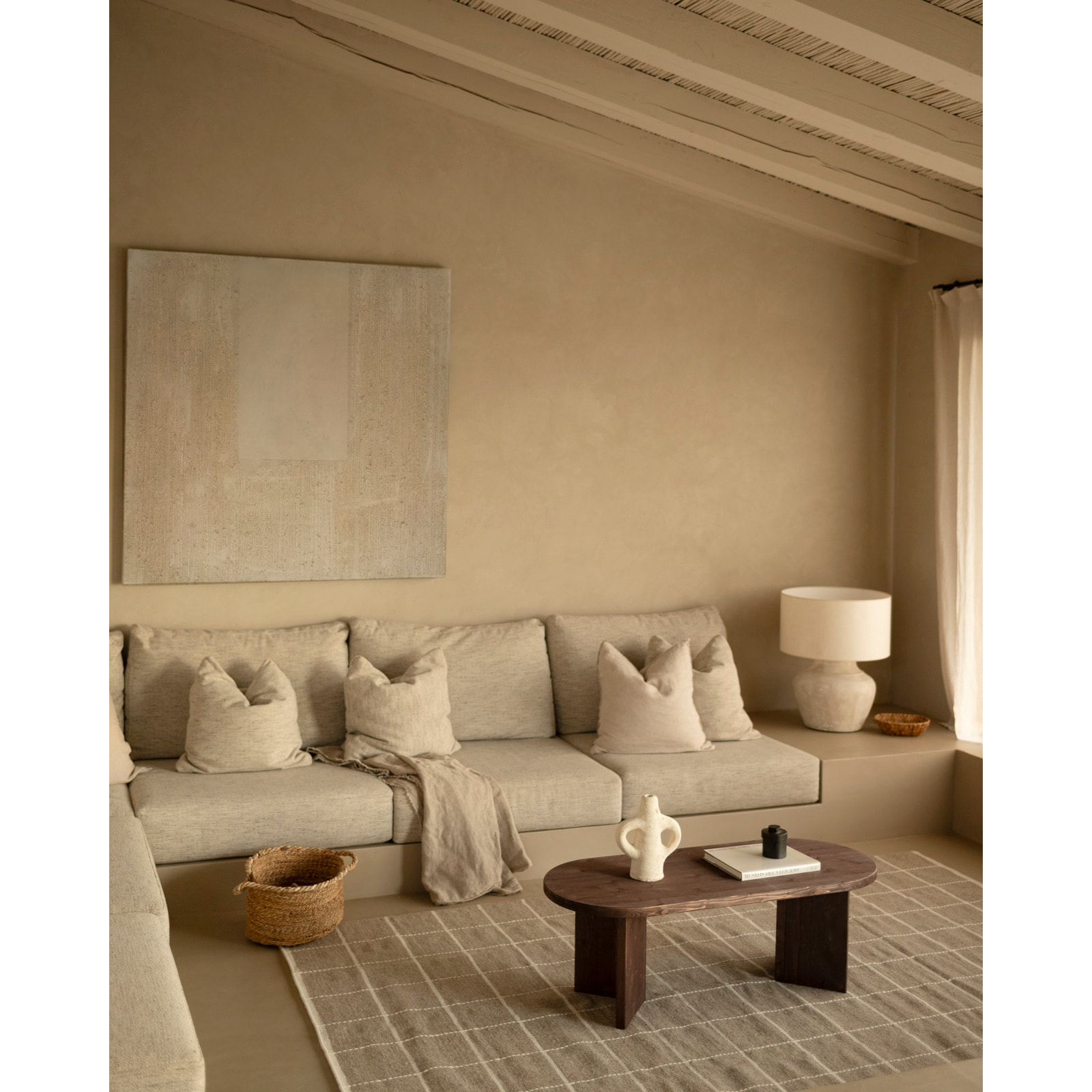 Mesa de centro de madera maciza en tono nogal de 120cm Alto: 40 Largo: 120 Ancho: 50