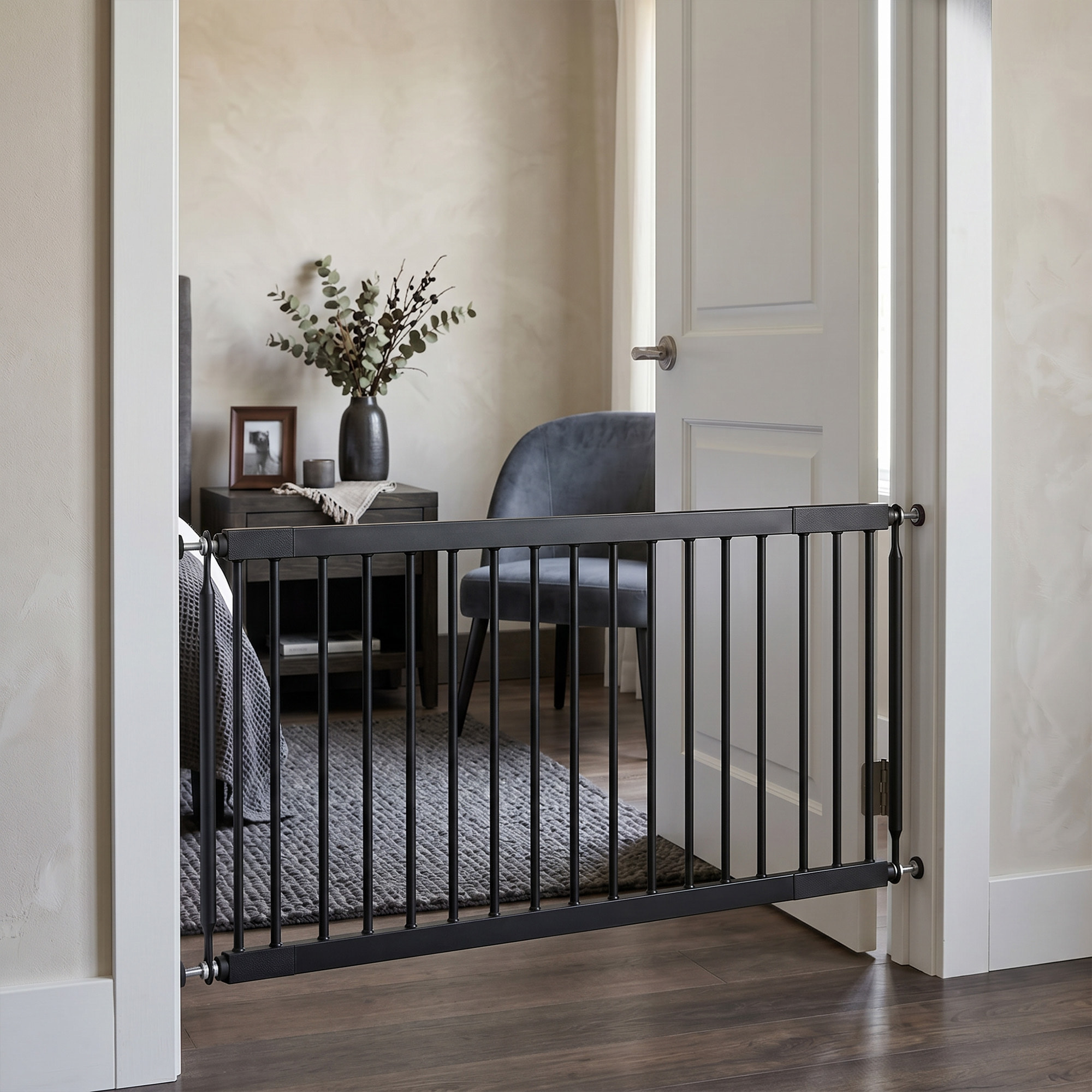 Barrera de Seguridad para Perros Pequeños Extensible 67-93,5 cm, Altura 45 cm, para Puertas y Escaleras, Puerta para Perros con Montaje a Presión, 2 Extensiones 7/14 cm, Negro