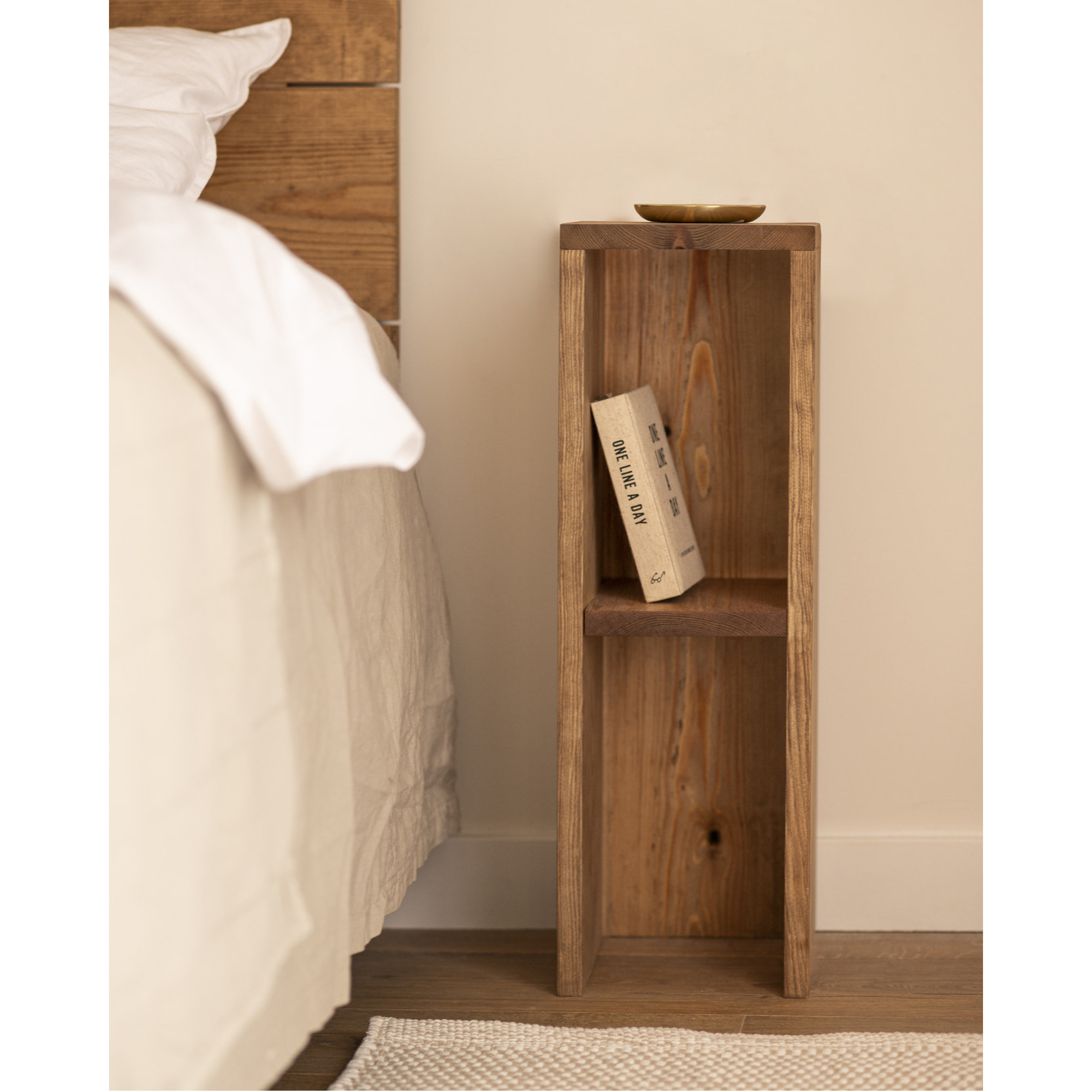 Pack de 2 tables de chevet ou d’appoint en bois massif de couleur chêne foncé 60x20cm Hauteur: 60 Longueur: 20 Largeur: 20