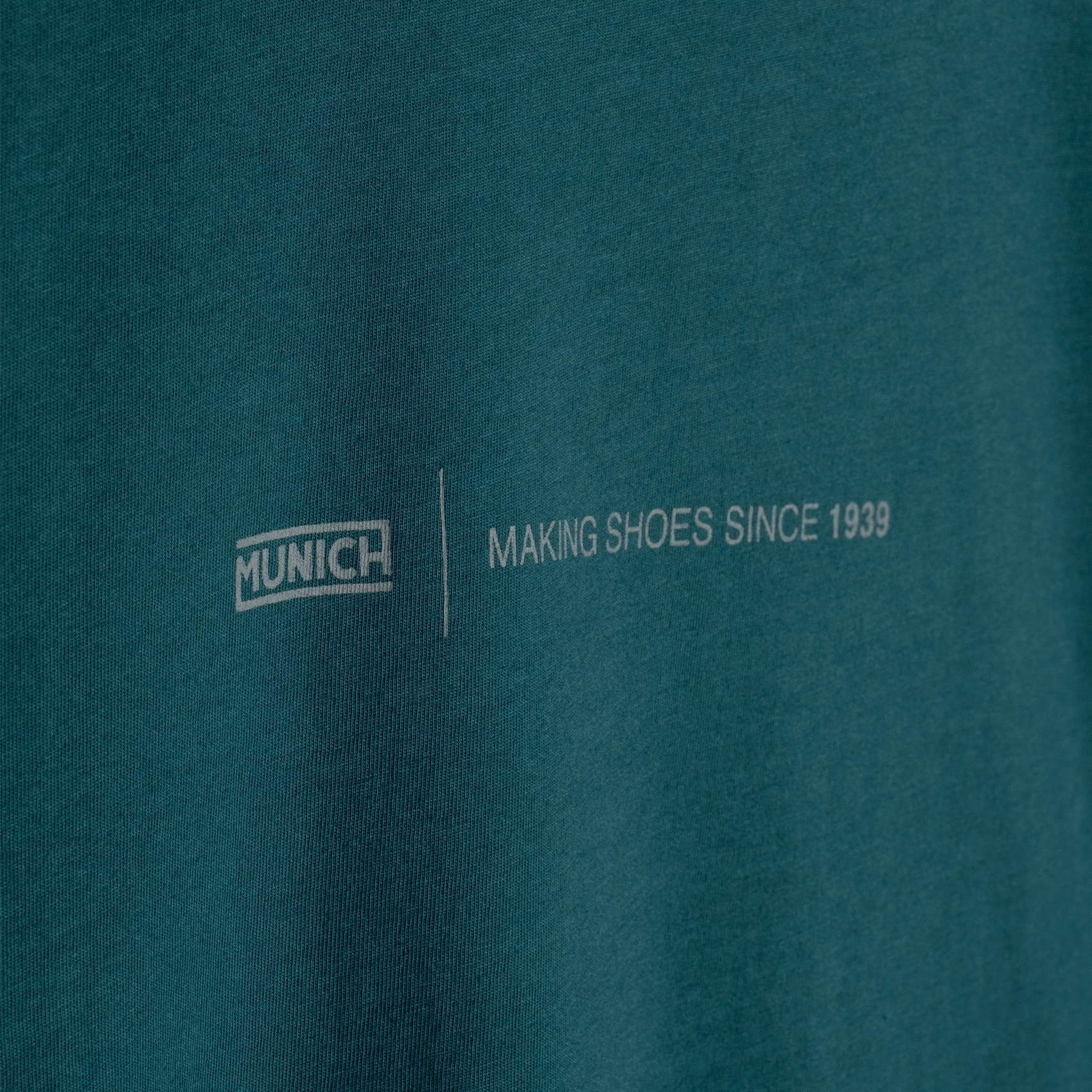 Camiseta MUNICH story lifestyle de algodón orgánico petroleo