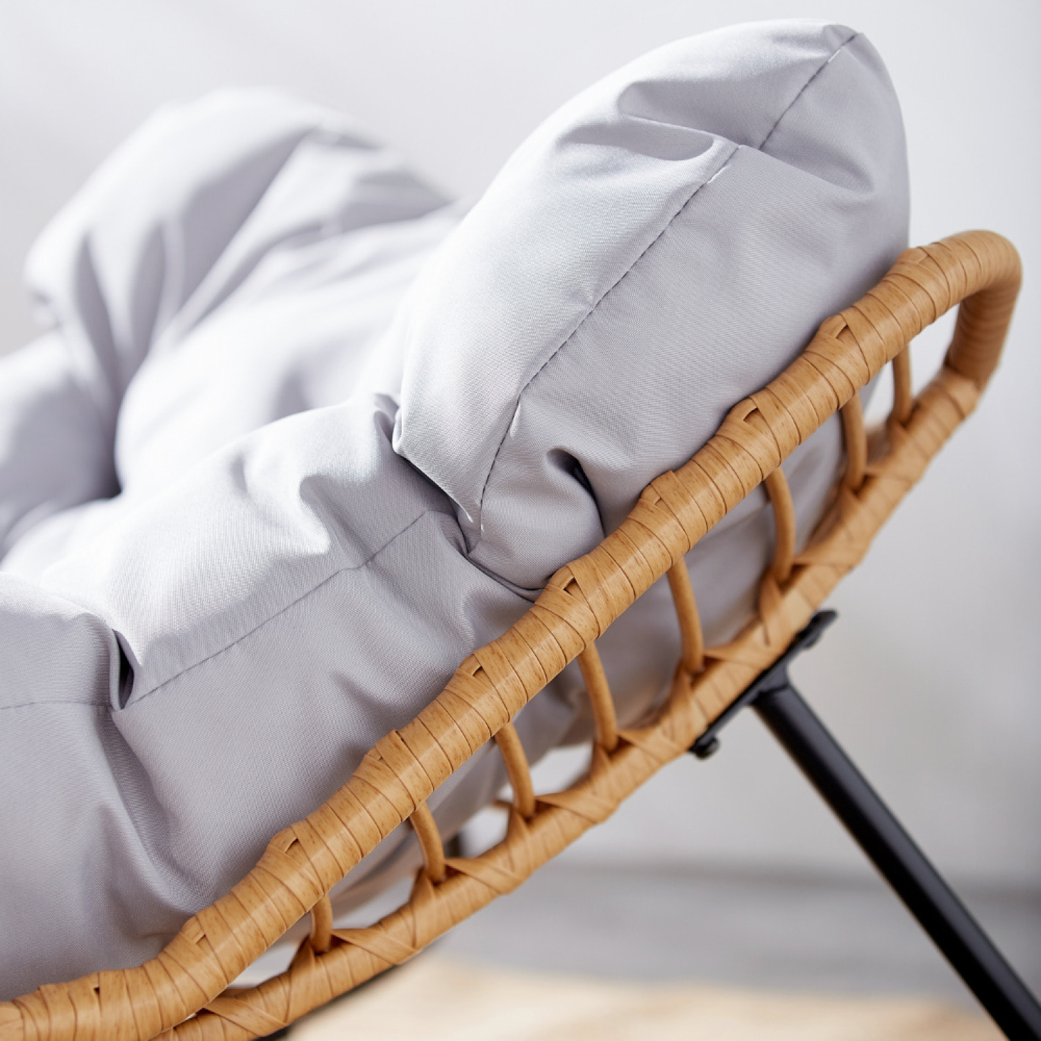 Fauteuil à bascule en résine tressée coussin gris BARCELONA
