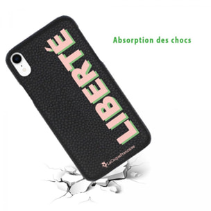 Coque iPhone Xr effet cuir grainé noir Liberté rose et vert Design La Coque Francaise