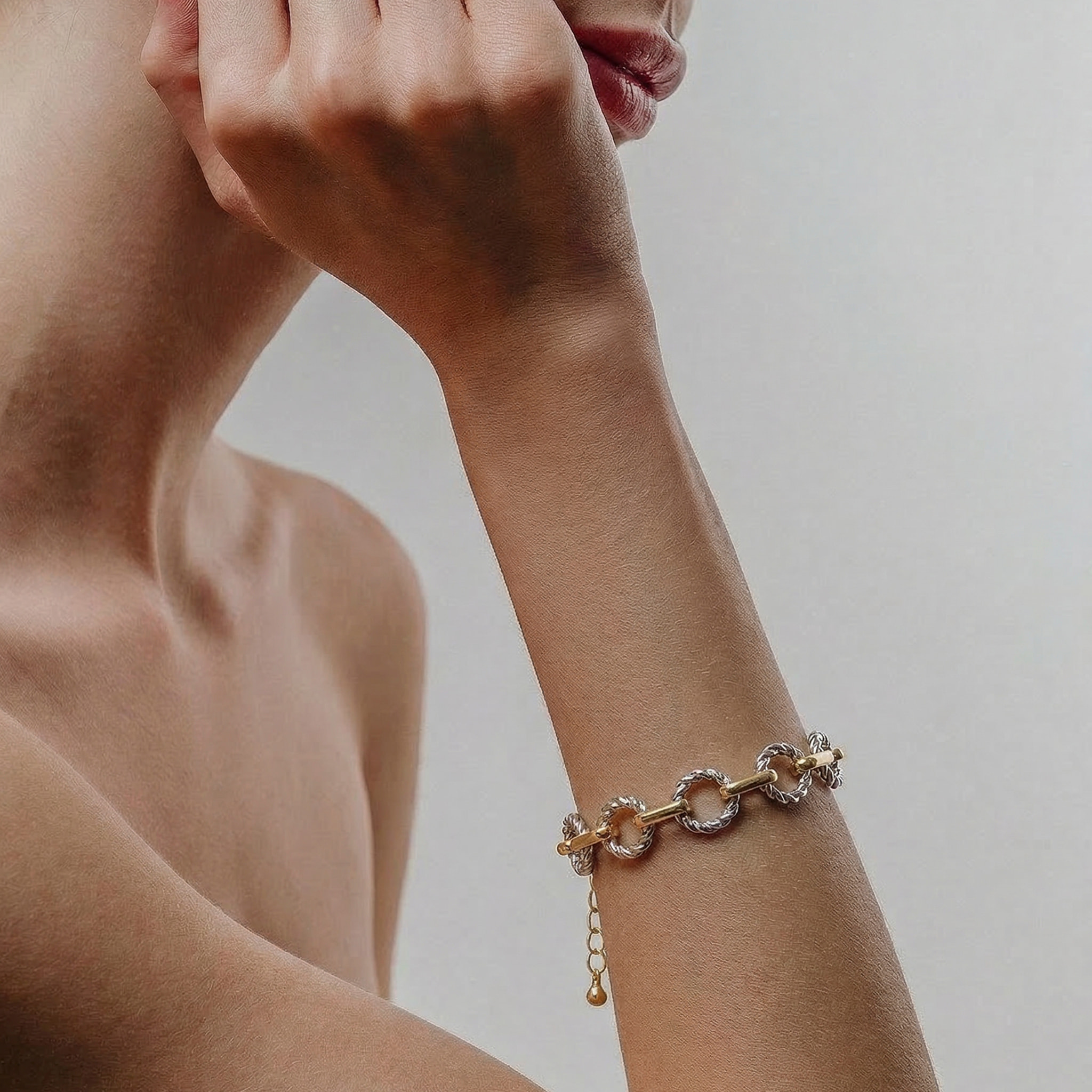 Pulsera Liona acabado plata y oro amarillo 18k