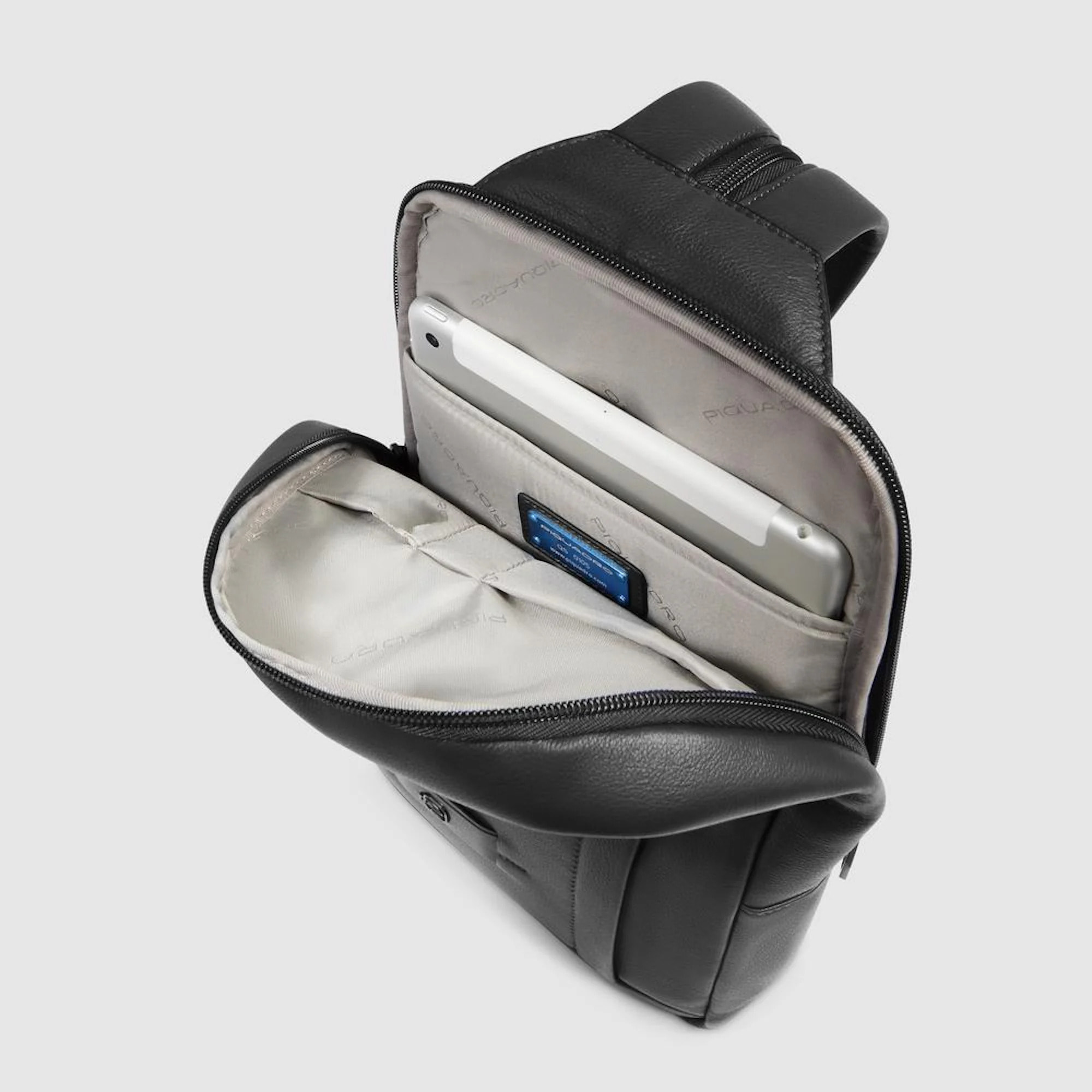 Piquadro Zaino monospalla in pelle porta iPad® con sistema di sicurezza antifurto e protezione RFID