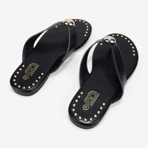Sandalias de dedo negras planas con metal y tachuelas