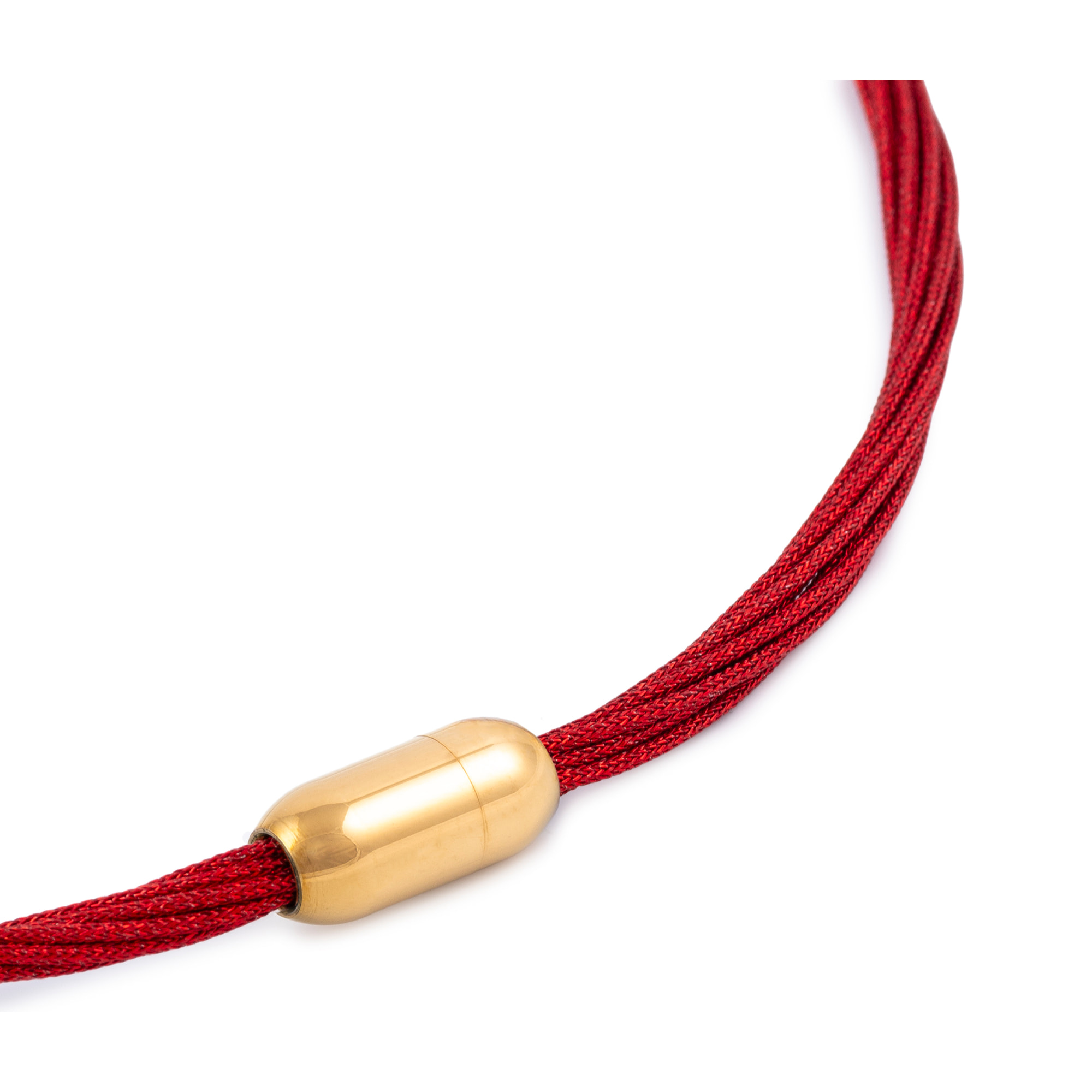 Collar multihebra entrelazada de hilo de nylon rojo con cierre magnético de cobre dorado.