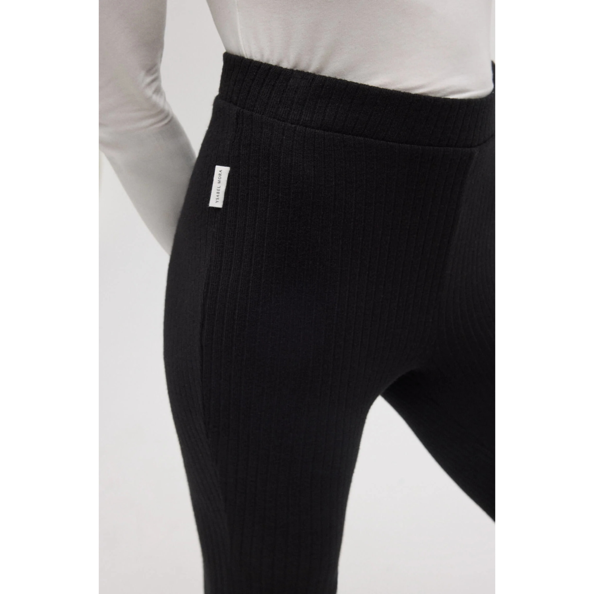 Pantaloni svasati in maglia a coste nere