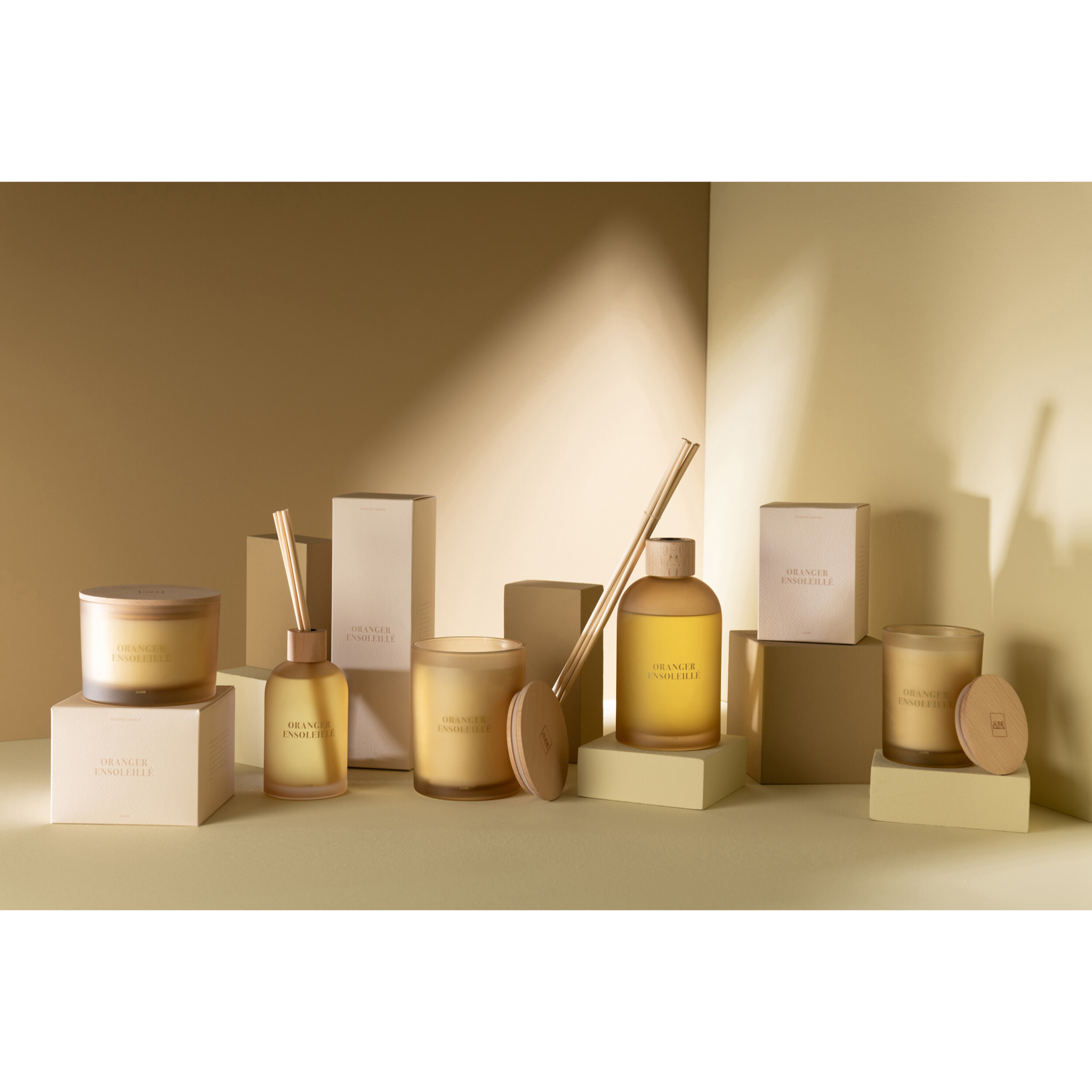 J-Line bougie parfumée Accords Essentiels - Oranger Ensoleillé - jaune - 38H