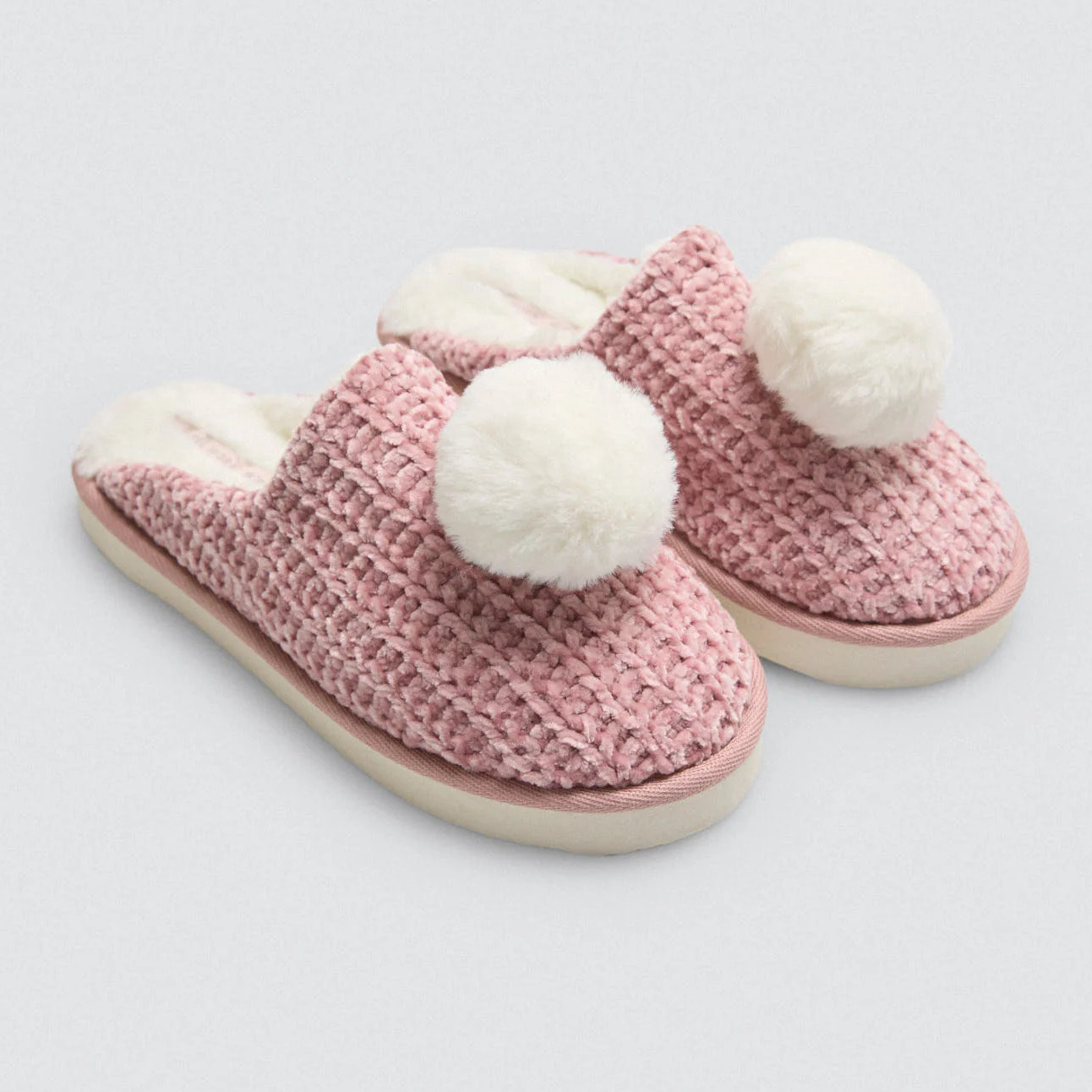 Pantofole vellutate con dettaglio pompon