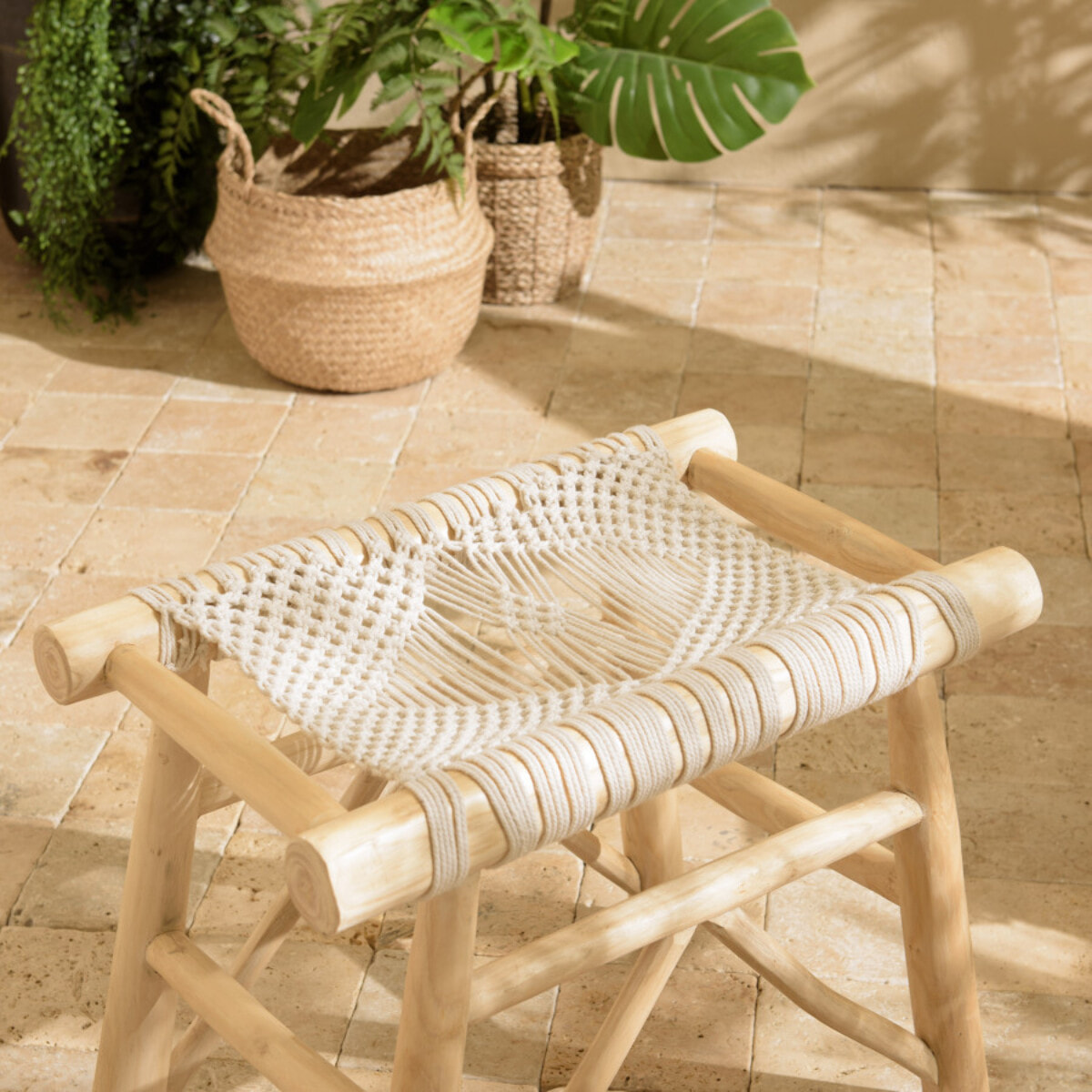 WILL - Tabouret en branches de teck naturel assise en macramé blanc