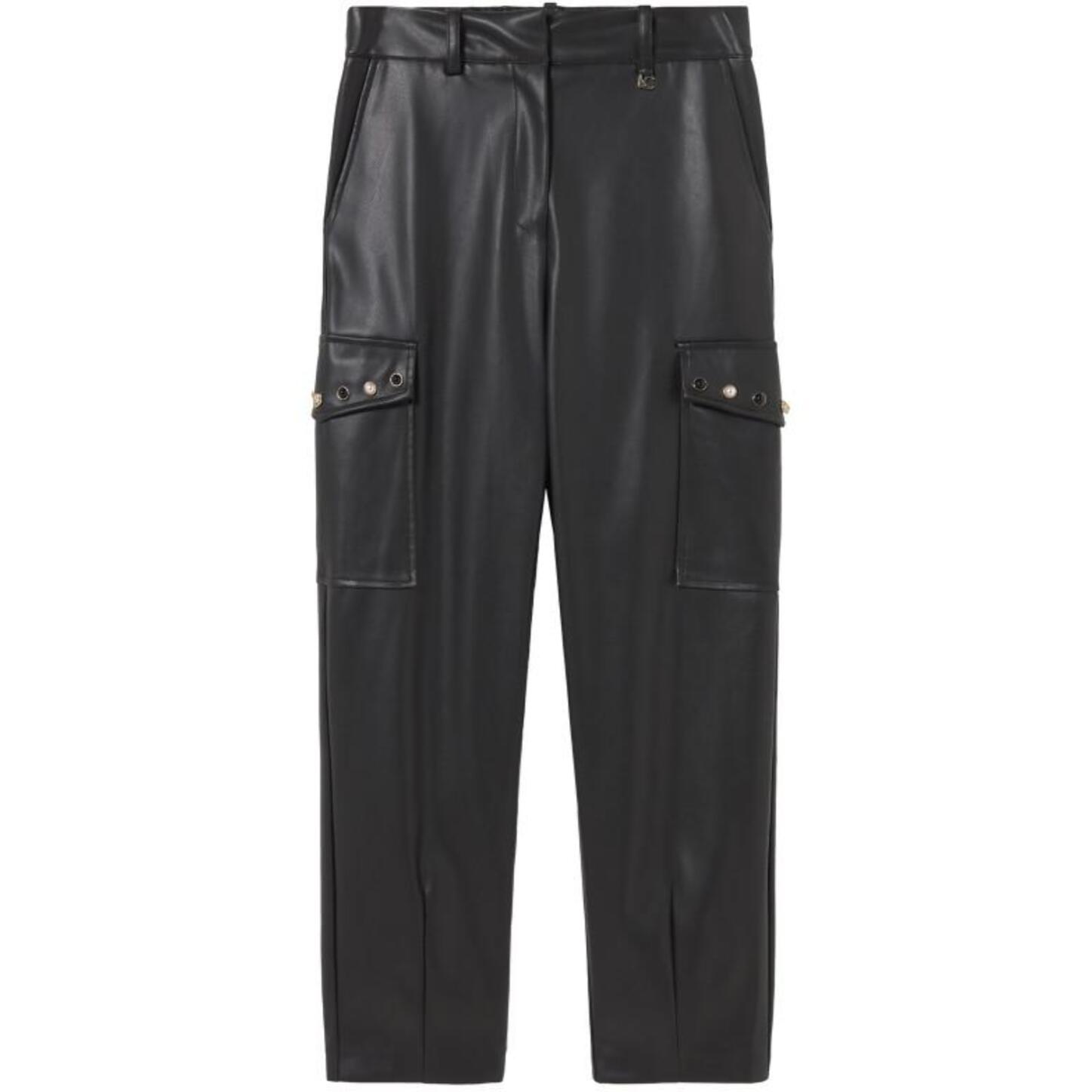Pantaloni da jogging in PU con tasche cargo laterali e borchie