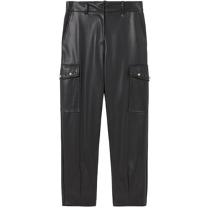 Pantaloni da jogging in PU con tasche cargo laterali e borchie