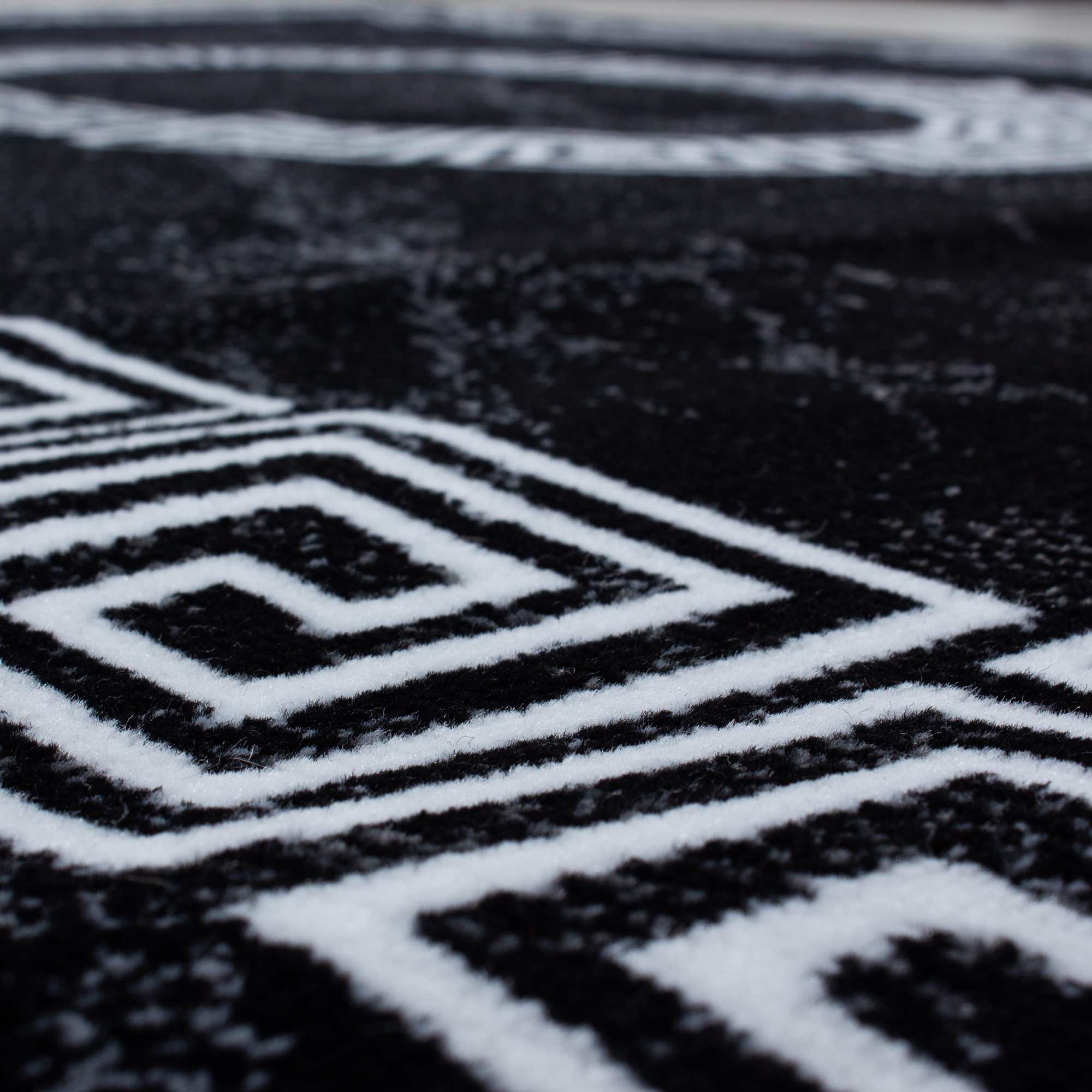 PLUS - Tapis à poils courts style grec noir - PLU8009NOI