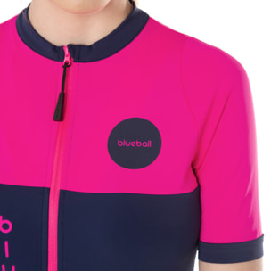 Camiseta ciclista de mujer de manga corta en color rosa y azul.