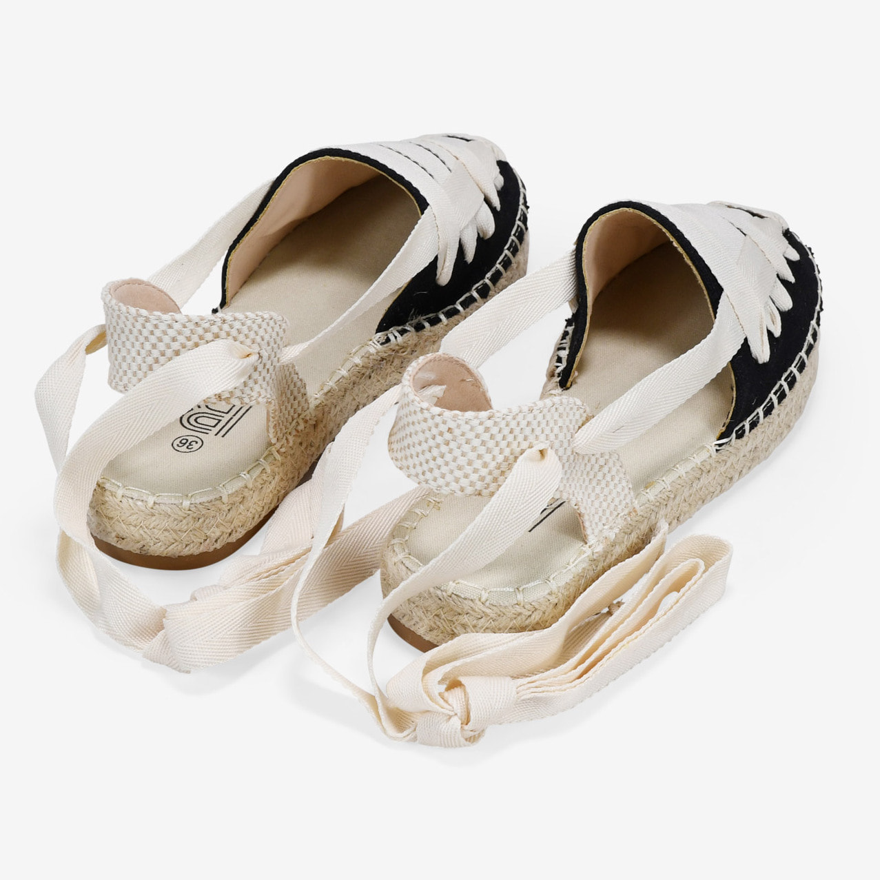 Alpargatas planas negras con tiras atadas