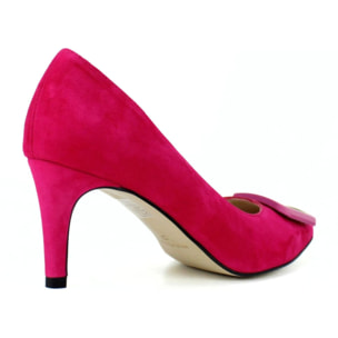 Salón en ante fucsia con adorno. Tacón 7 cm