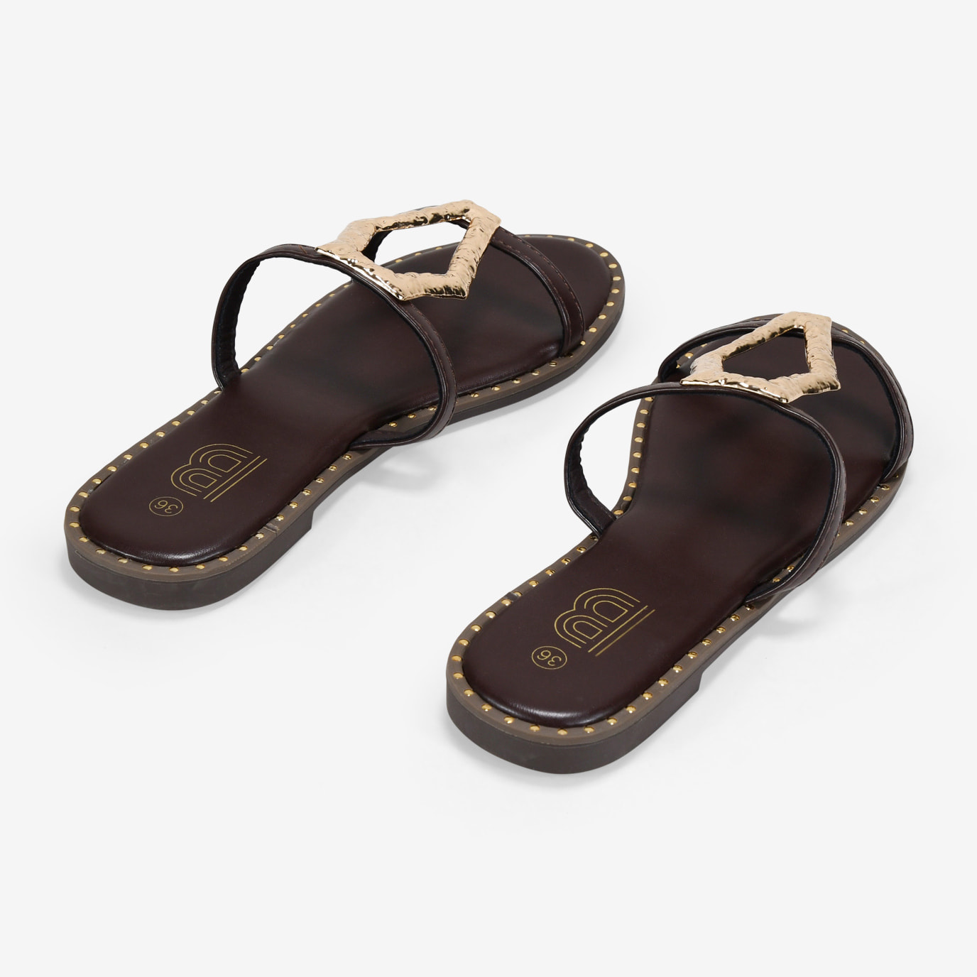 Sandalias planas marrones con aplique metálico