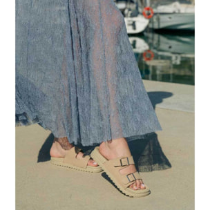 Sandalias planas arena con hebillas metálicas