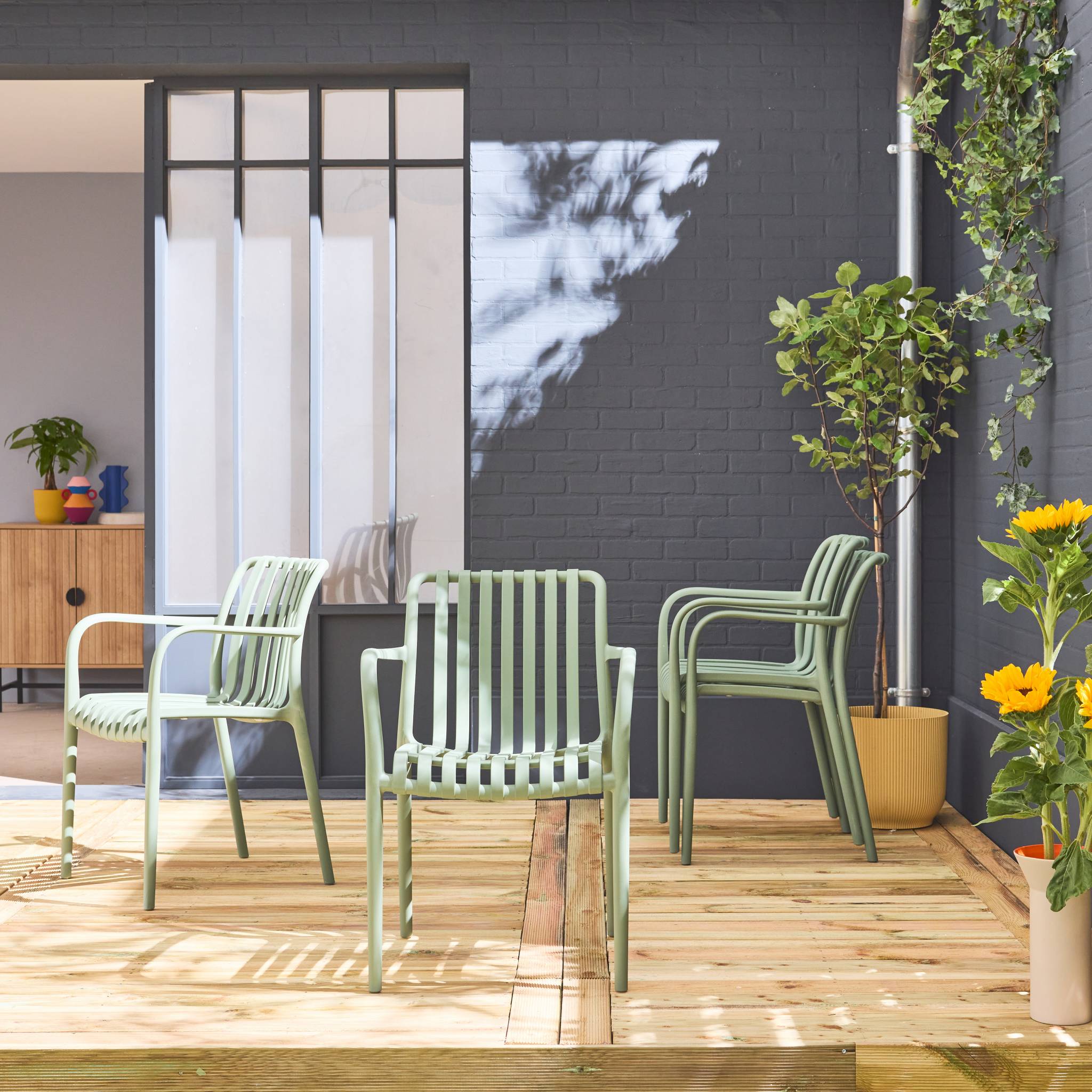 Lot de 4 fauteuils de jardin en plastique vert de gris. empilables. design linéaire