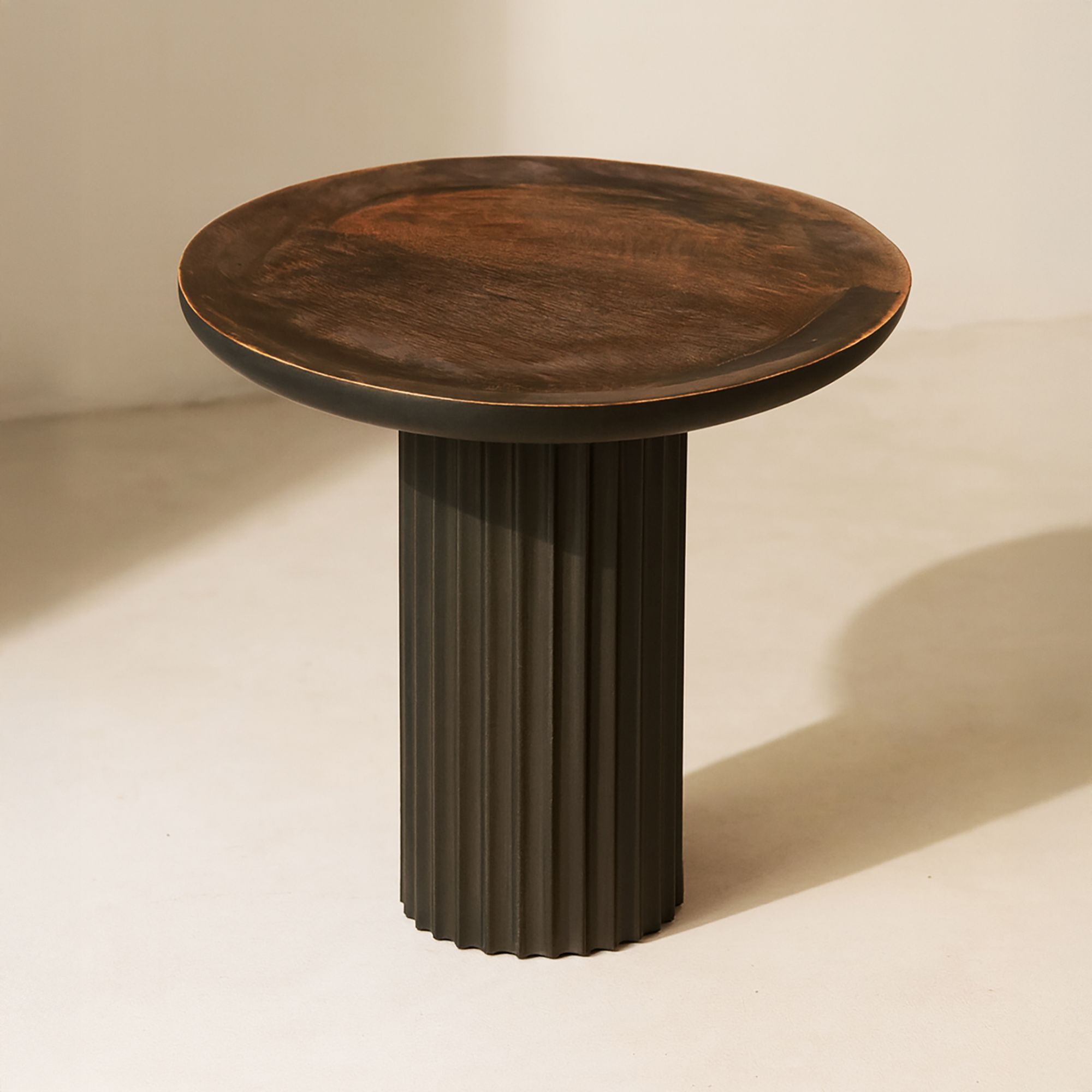Table d'appoint en bois de manguier et pied en métal noir SÖREN