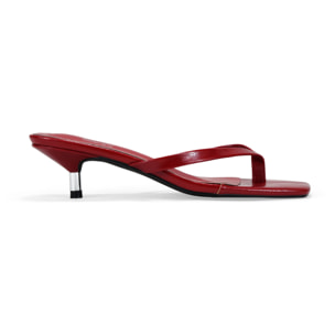 Sandalias de tacón rojas con tira de dedo