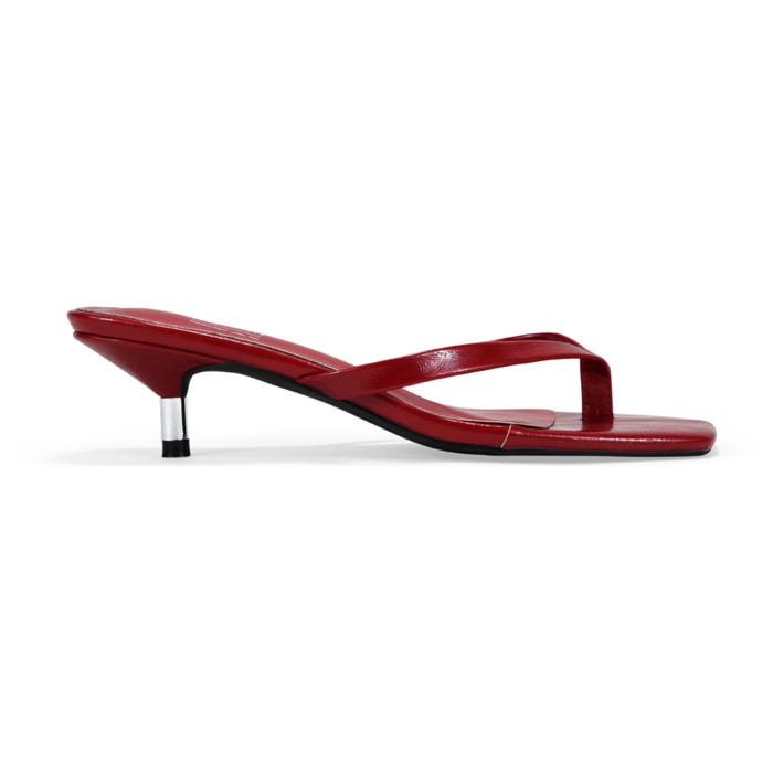 Sandalias de tacón rojas con tira de dedo