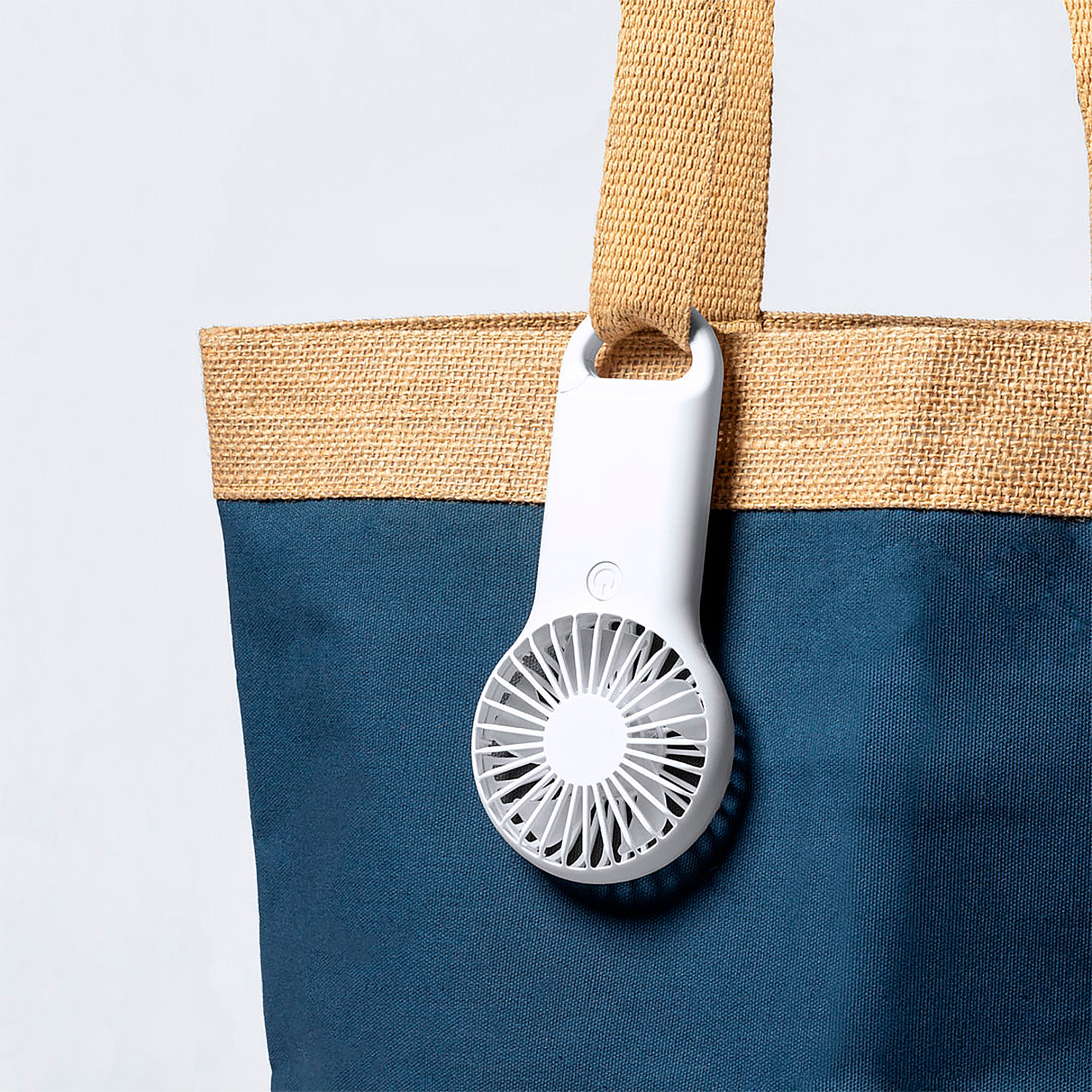 Ventilatore portatile con moschettone integrato e 2 velocità di utilizzo.