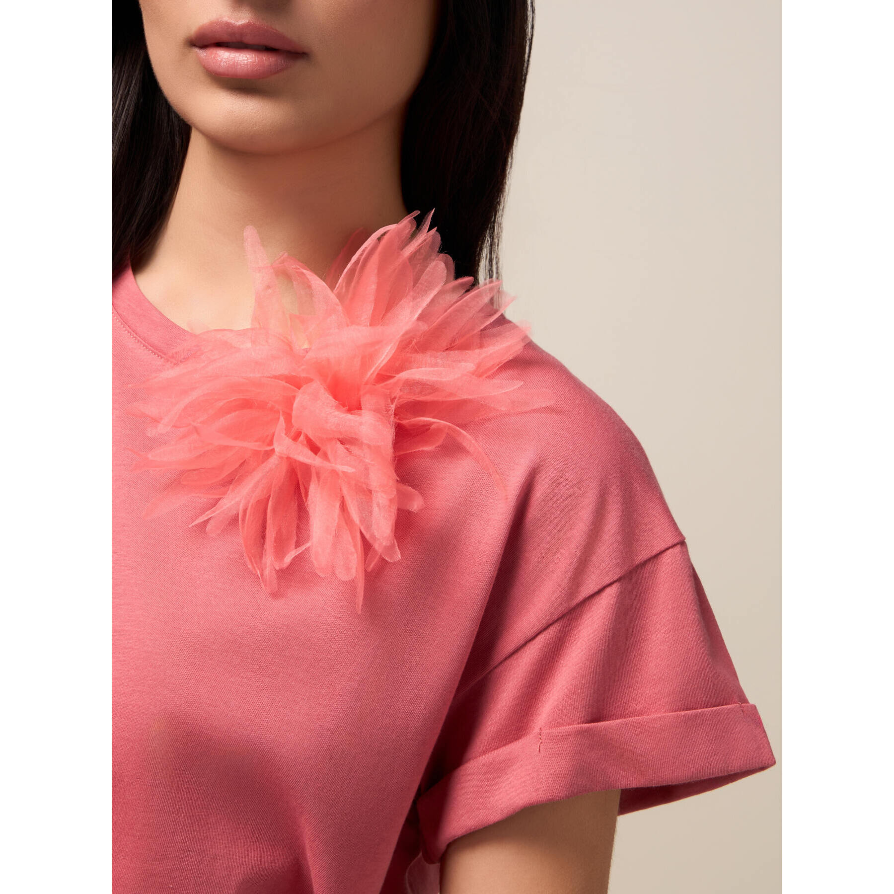Oltre - Camiseta con broche de flor - Rosa