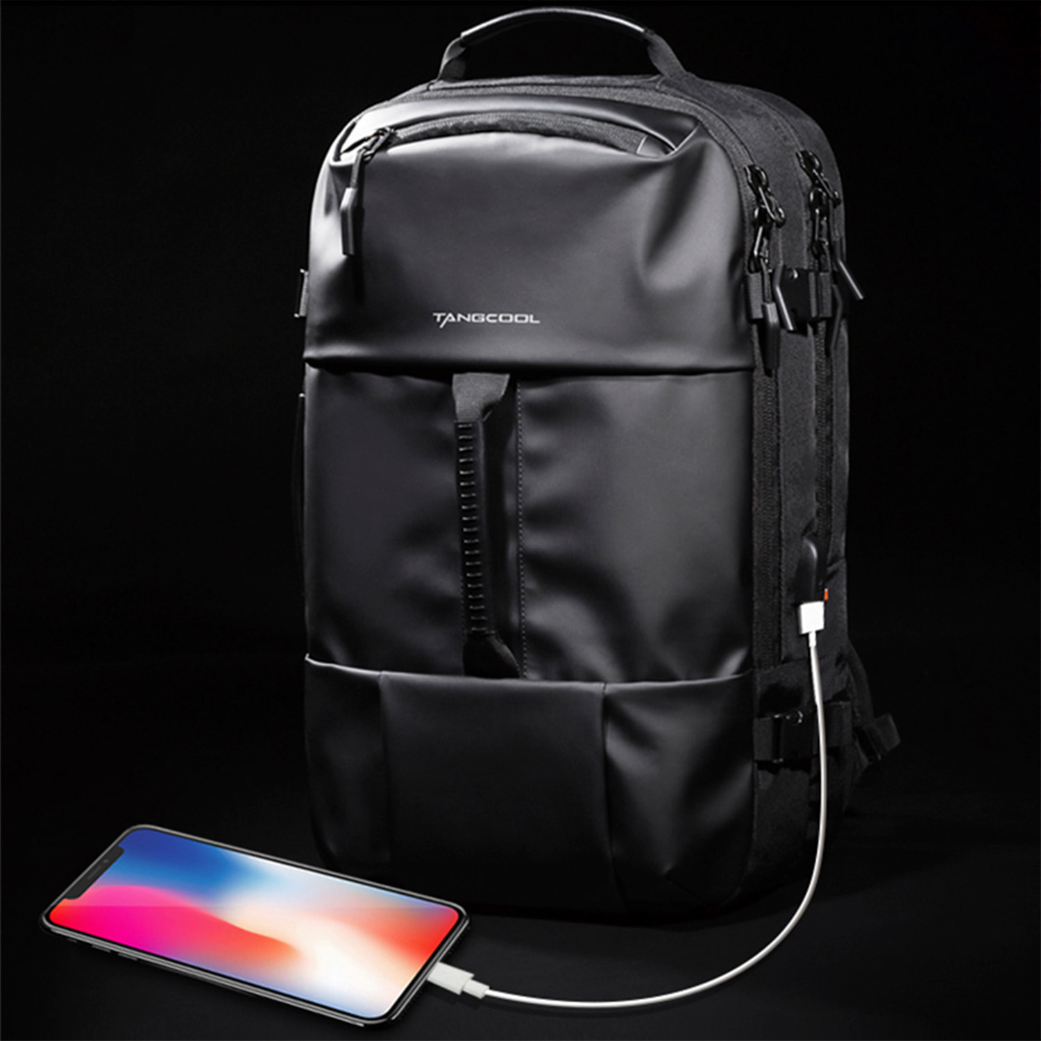 Mochila multi compartimento con capa impermeable. Toma exterior USB. Adaptable a Trolley.
