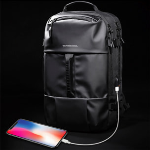Mochila multi compartimento con capa impermeable. Toma exterior USB. Adaptable a Trolley.