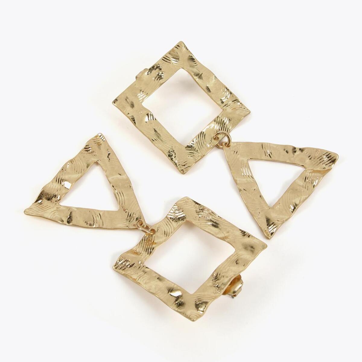 Orecchini dorati con figure geometriche