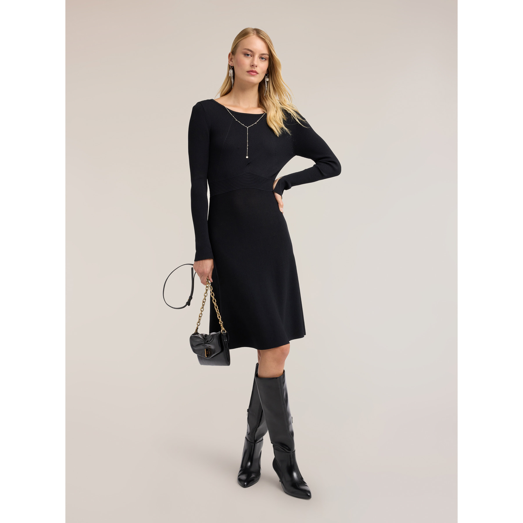 Motivi - Vestito flare in maglia a coste con catenina - Nero