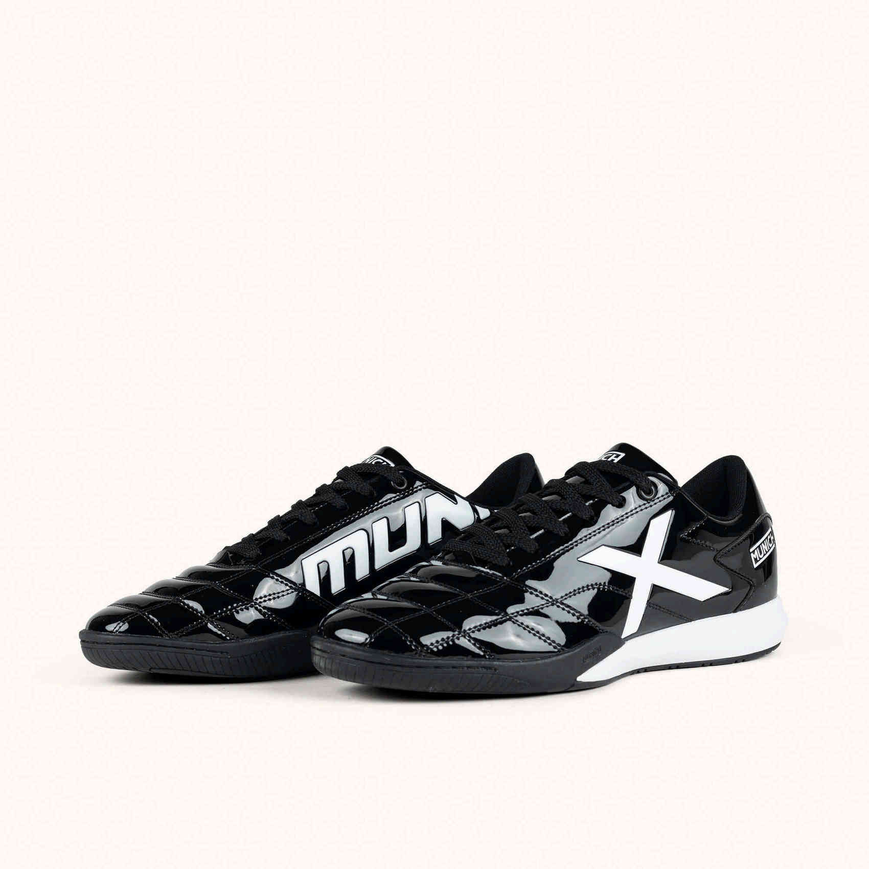 MUNICH M39 02 Zapatillas urbanas de inspiración futsal en color negro