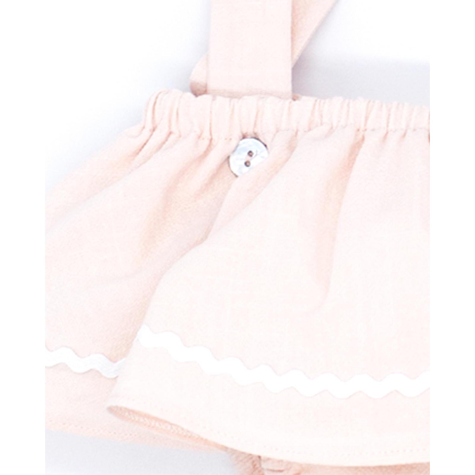 Cubrepañal rosa, con tirantes y falda con picunela.