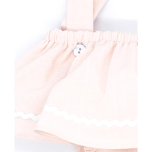 Cubrepañal rosa, con tirantes y falda con picunela.