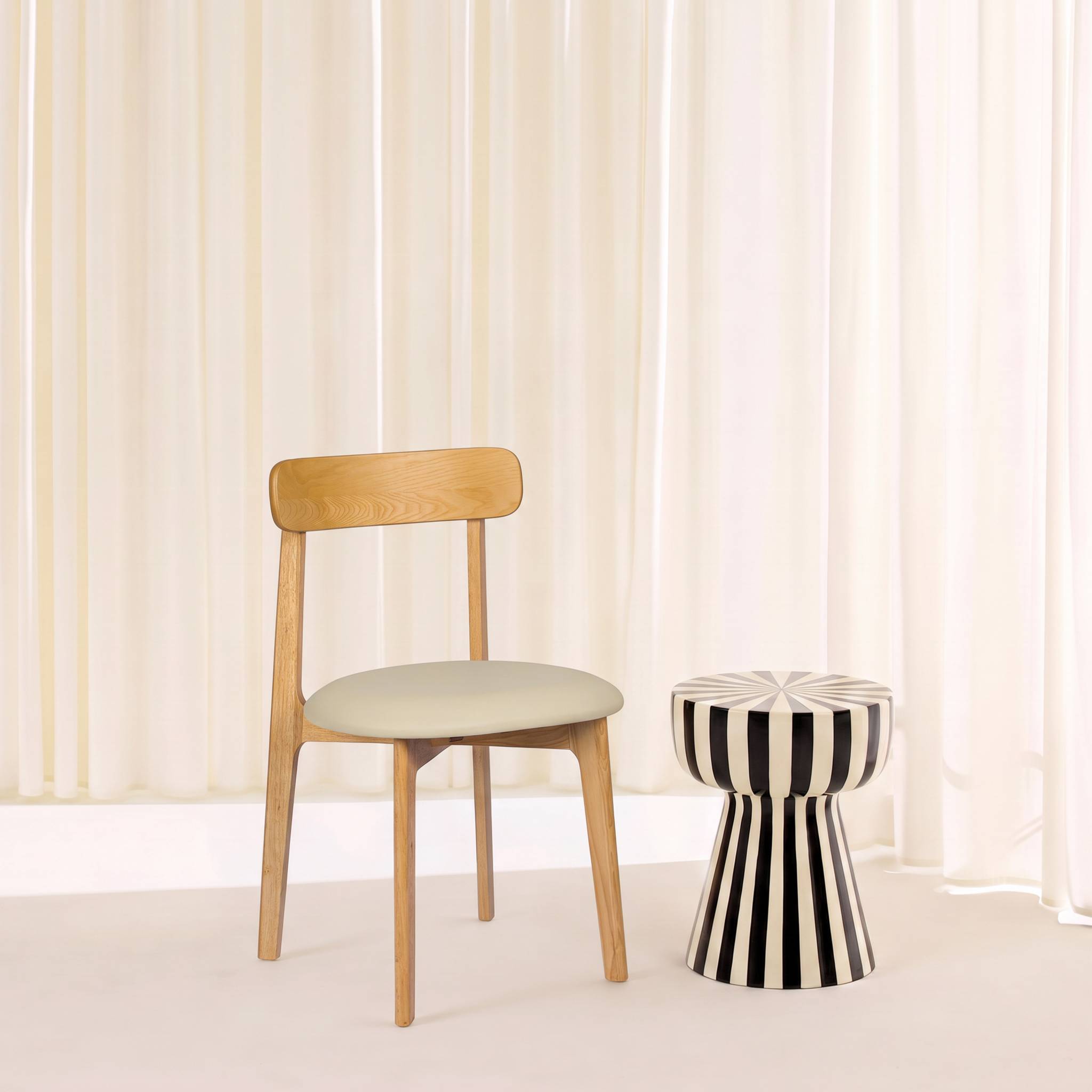 Chaise vintage bois d'hévéa et simili cuir (lot de 2) VICTOIRE