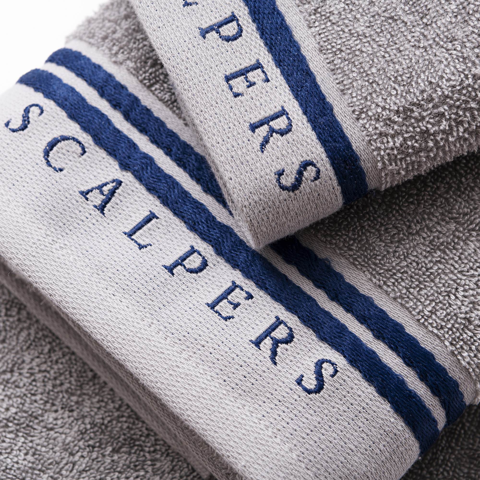 Set 6 toallas baño (2x tocador 30x50cm + 2x manos 50x90cm + 2x baño 70x140cm) 450gsm en algodón gris con azul scalpers home