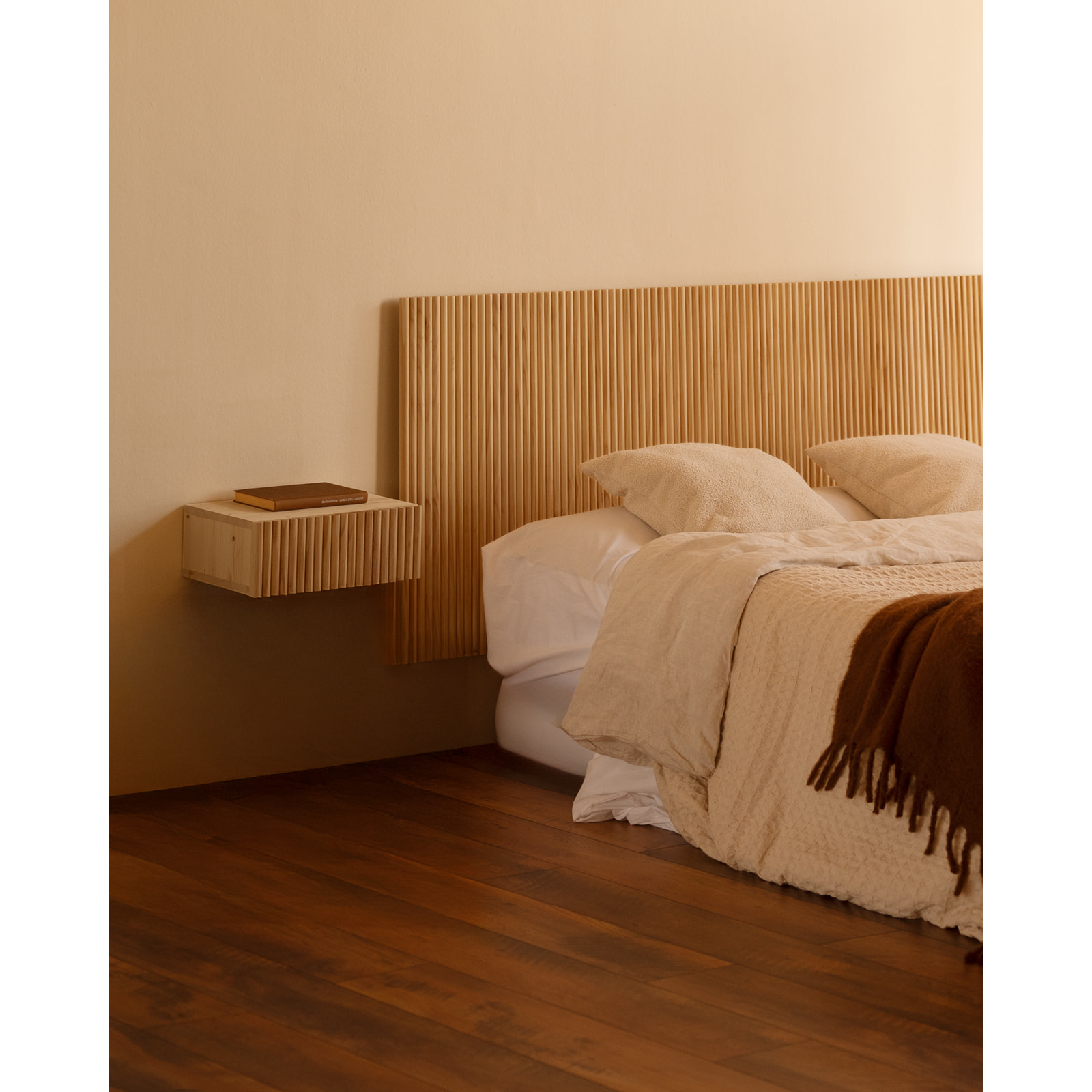 Table de chevet en bois massif flottant ton chêne moyen de 40cm Hauteur: 15 Longueur: 40 Largeur: 25.5