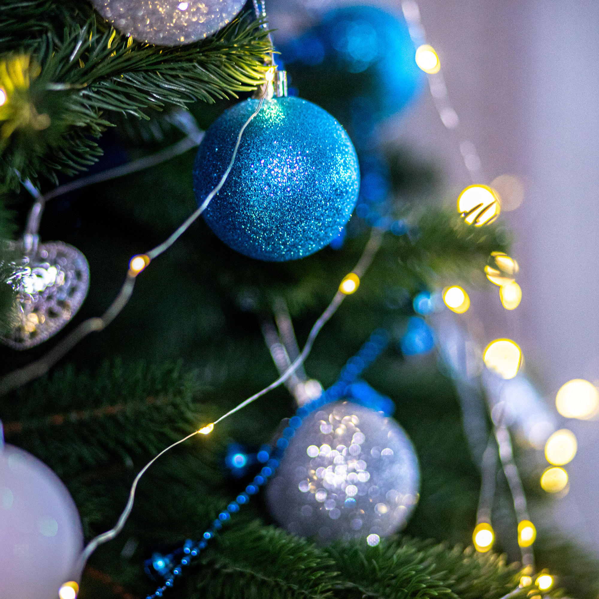 set de 100 bolas de navidad color azul pet con diferentes diseños y acabados