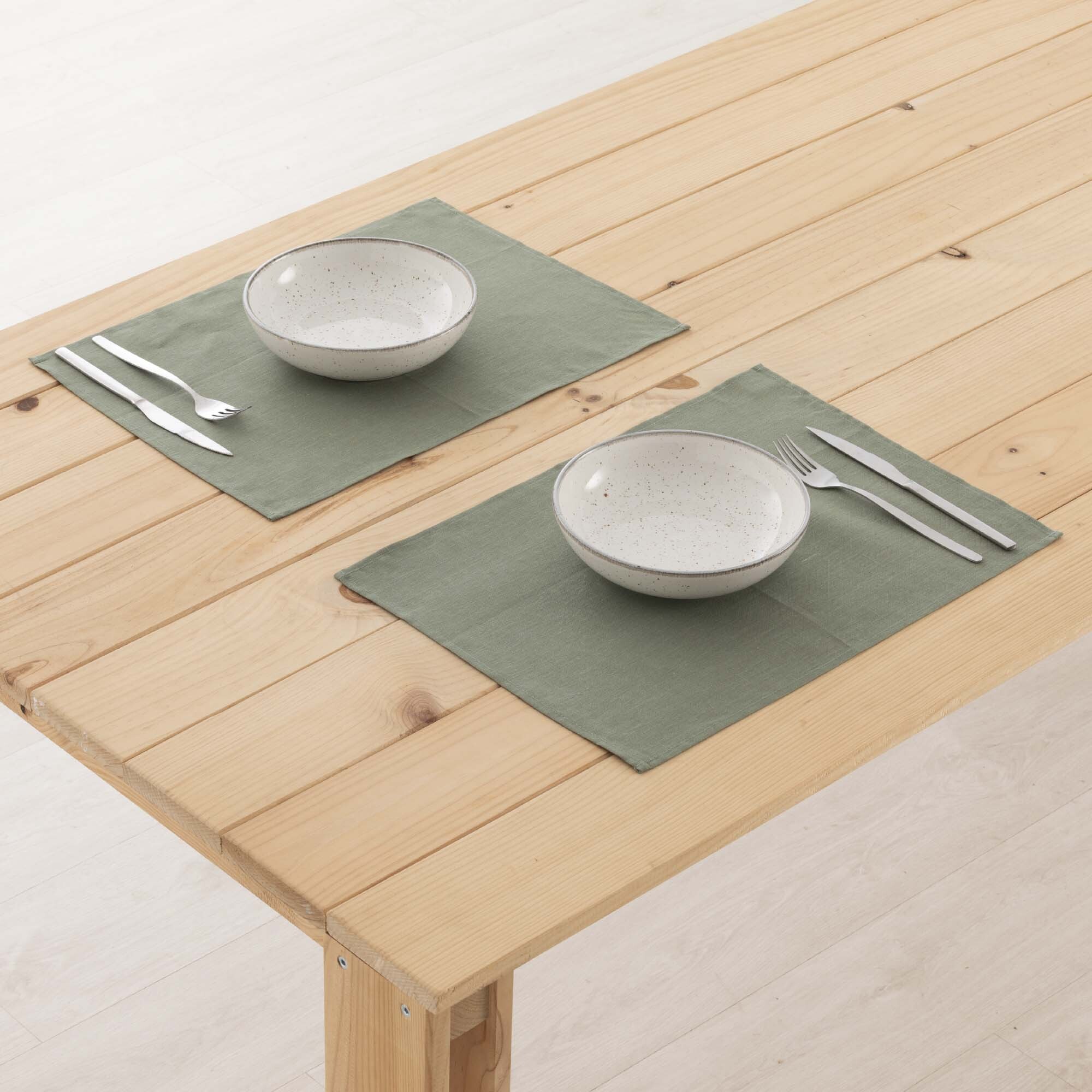 Lot de 2 sets de table imperméables et anti-taches 100% lin armée verte 45x35 cm