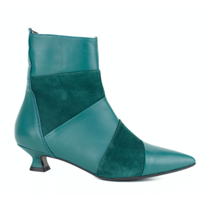 Botín en piel y ante combinado. Tacón 2 cm