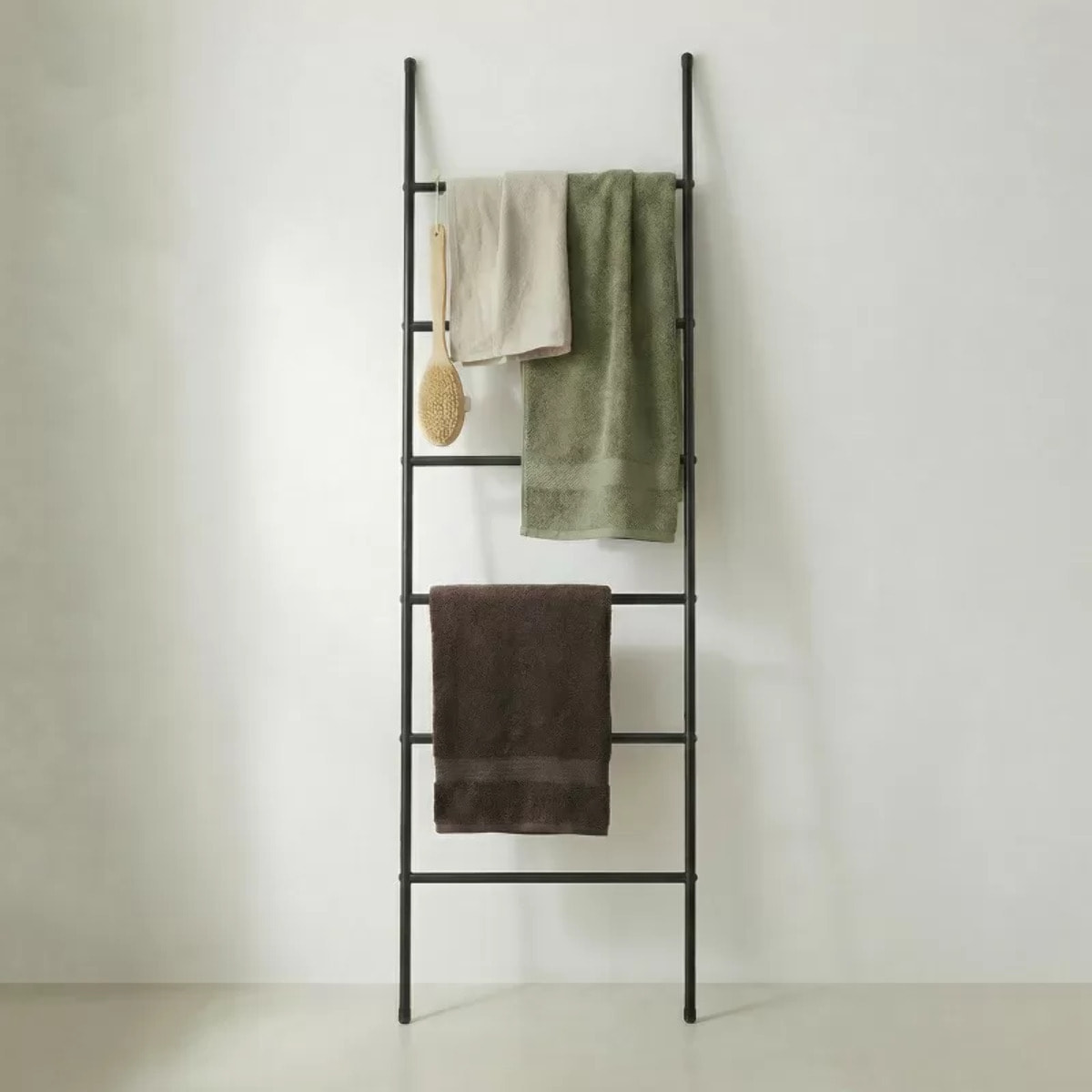 PORTE-SERVIETTES EN METAL JAYDEN 6 NIVEAUX NOIR