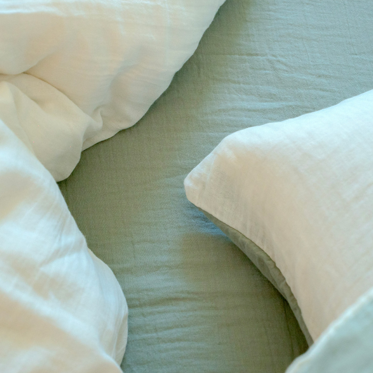 Parure de lit réversible gaze de coton vert sauge/écru - NOE