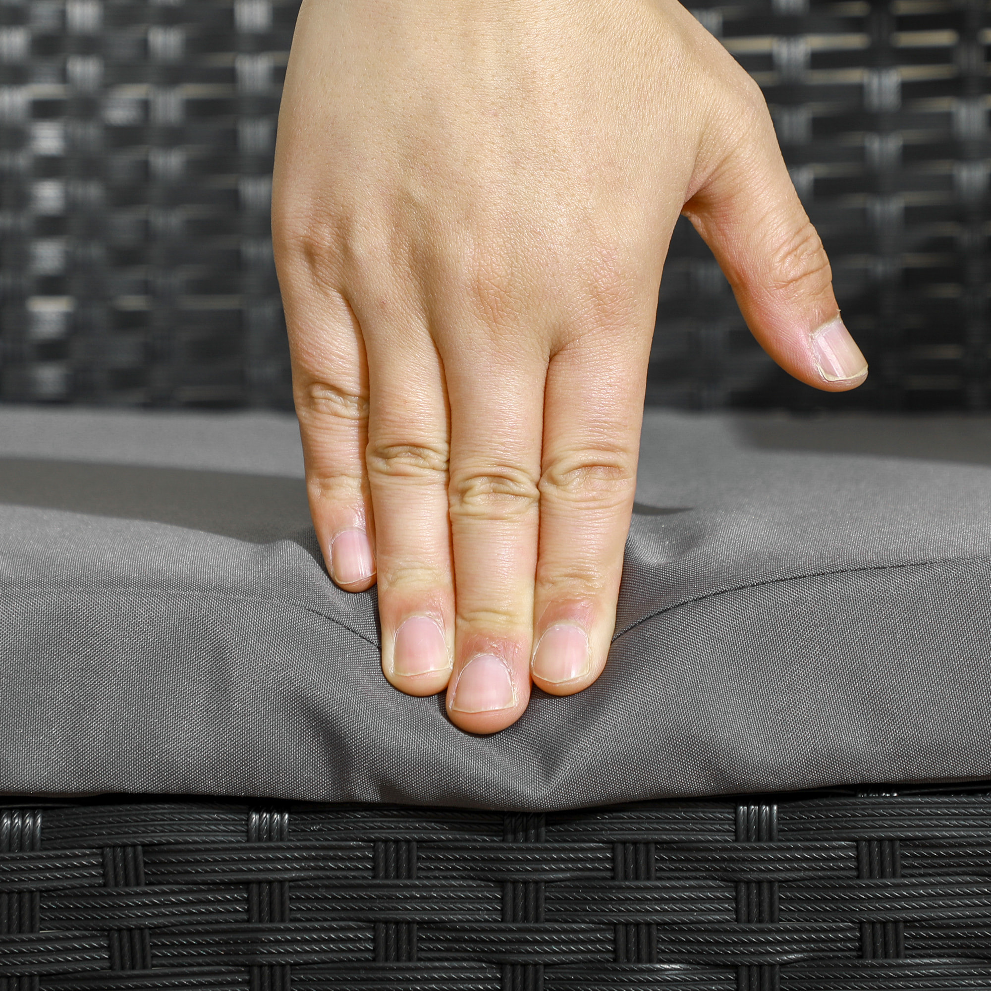 Outsunny Salotto da Esterno Rattan PE con Divanetto, 2 Poltrone con Cuscini e Tavolino in Vetro, Nero e Grigio